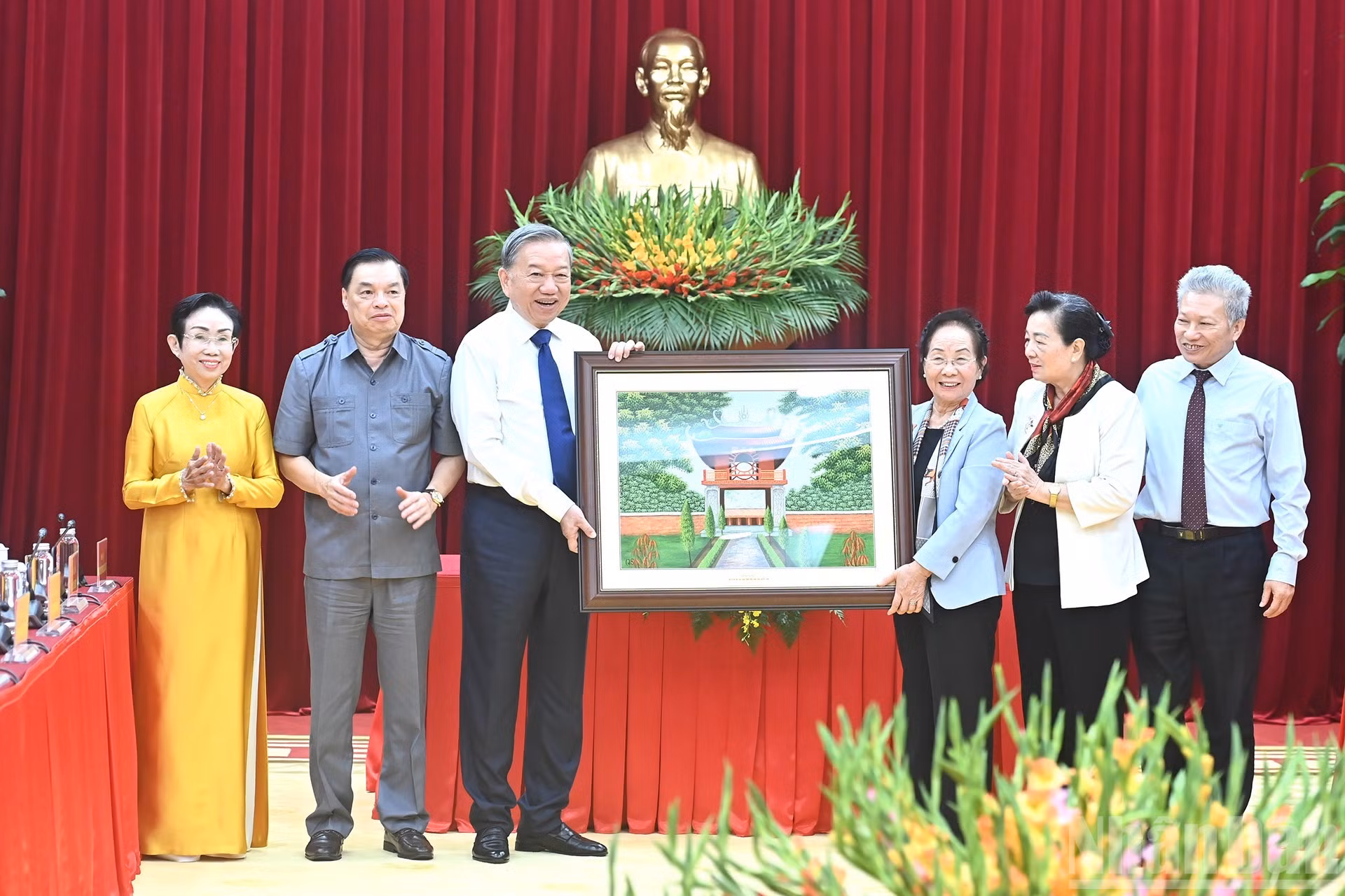 El secretario general del PCV, To Lam, entrega un regalo al Comité Central de la Asociación.