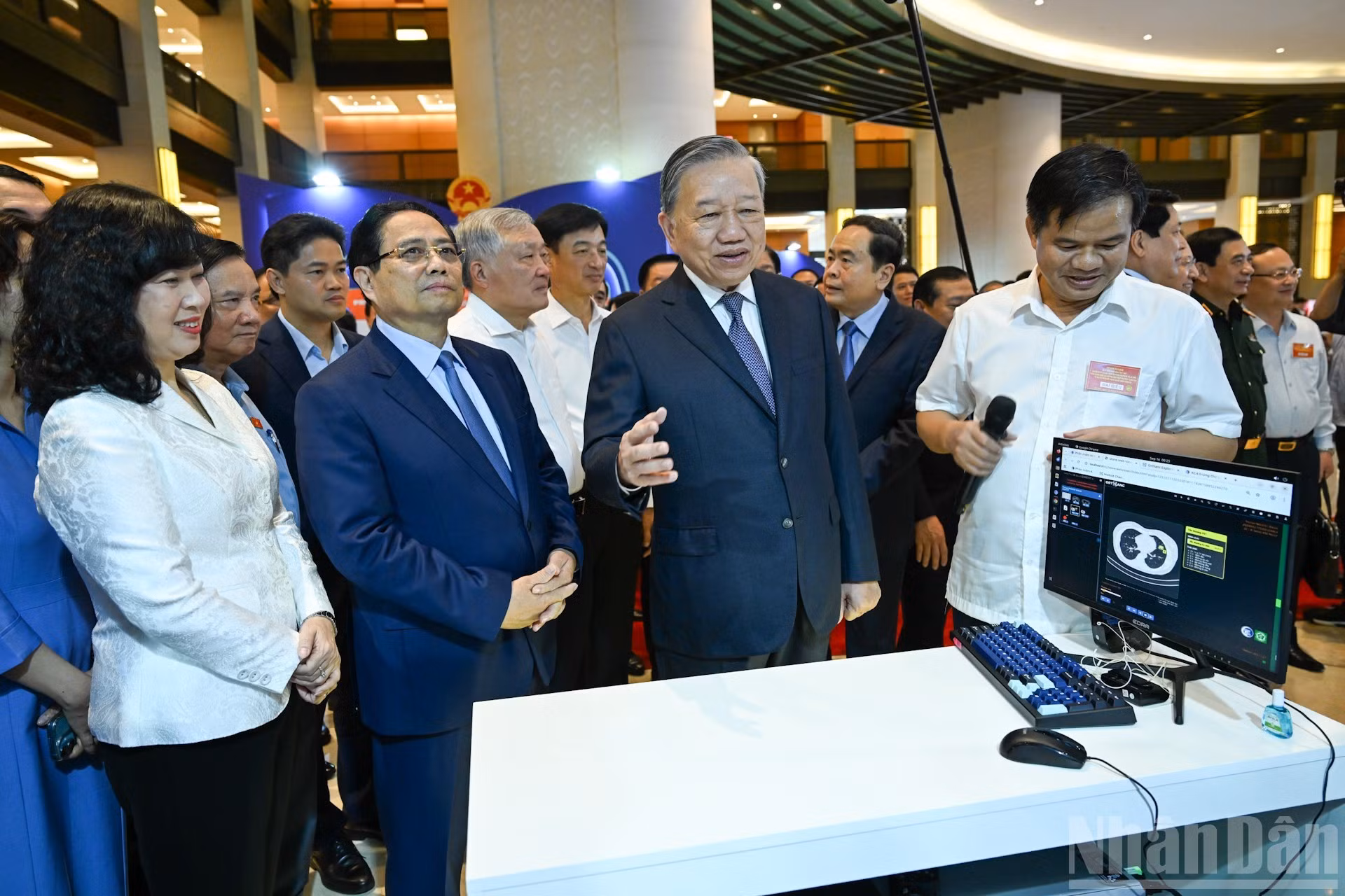 El líder partidista habla con delegados.