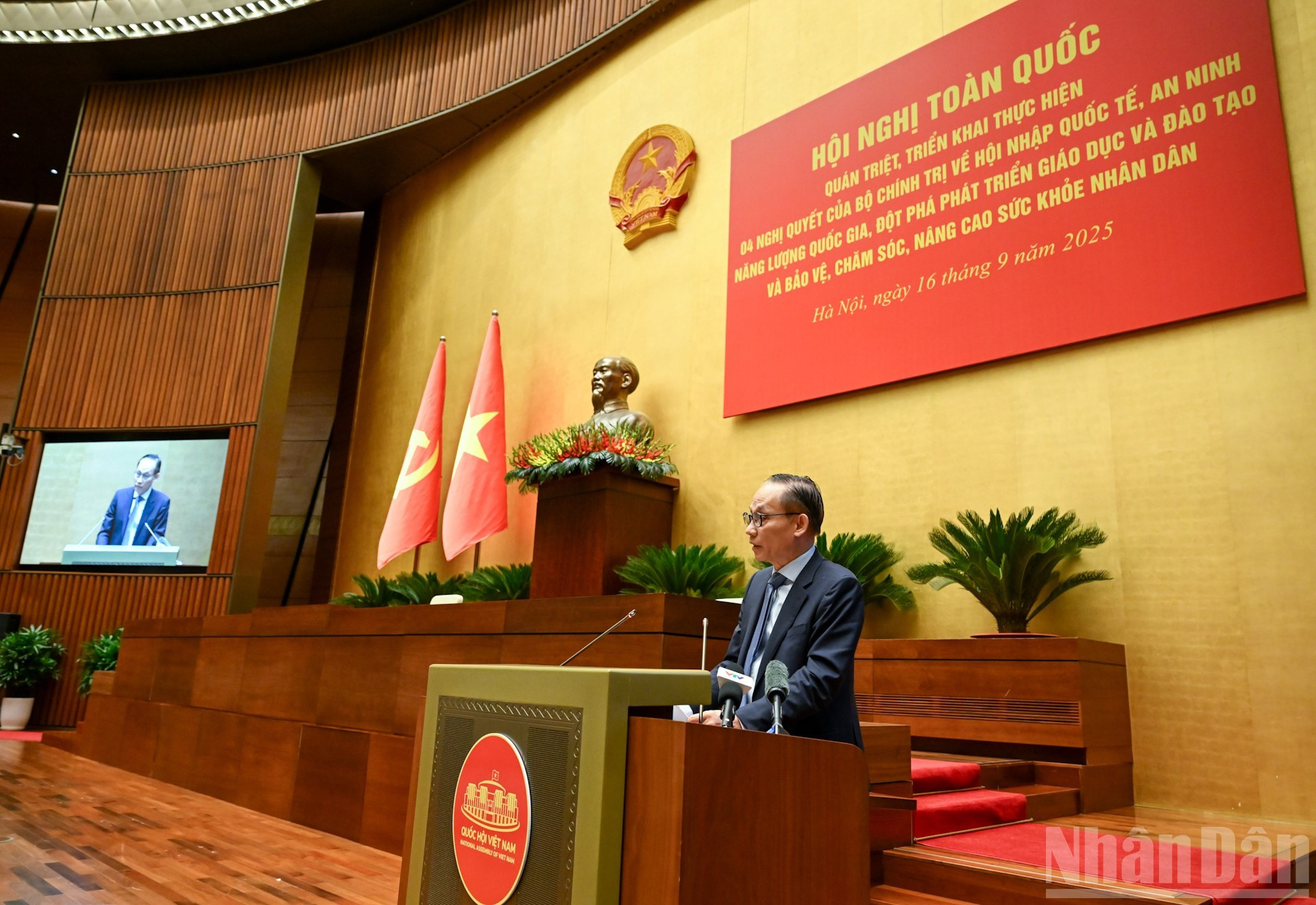 Le Hoai Trung, miembro del Secretariado del Comité Central del PCV y ministro de Asuntos Exteriores en funciones, aborda "Contenidos clave de la Resolución 59-NQ/TW, del 24 de enero de 2025, del Buró Político, referente a la integración internacional en la nueva situación y el Programa de acción para su implementación". Le Hoai Trung, miembro del Secretariado del Comité Central del PCV y ministro de Asuntos Exteriores en funciones, aborda "Contenidos clave de la Resolución 59-NQ/TW, del 24 de enero de 2025, del Buró Político, referente a la integración internacional en la nueva situación y el Programa de acción para su implementación".