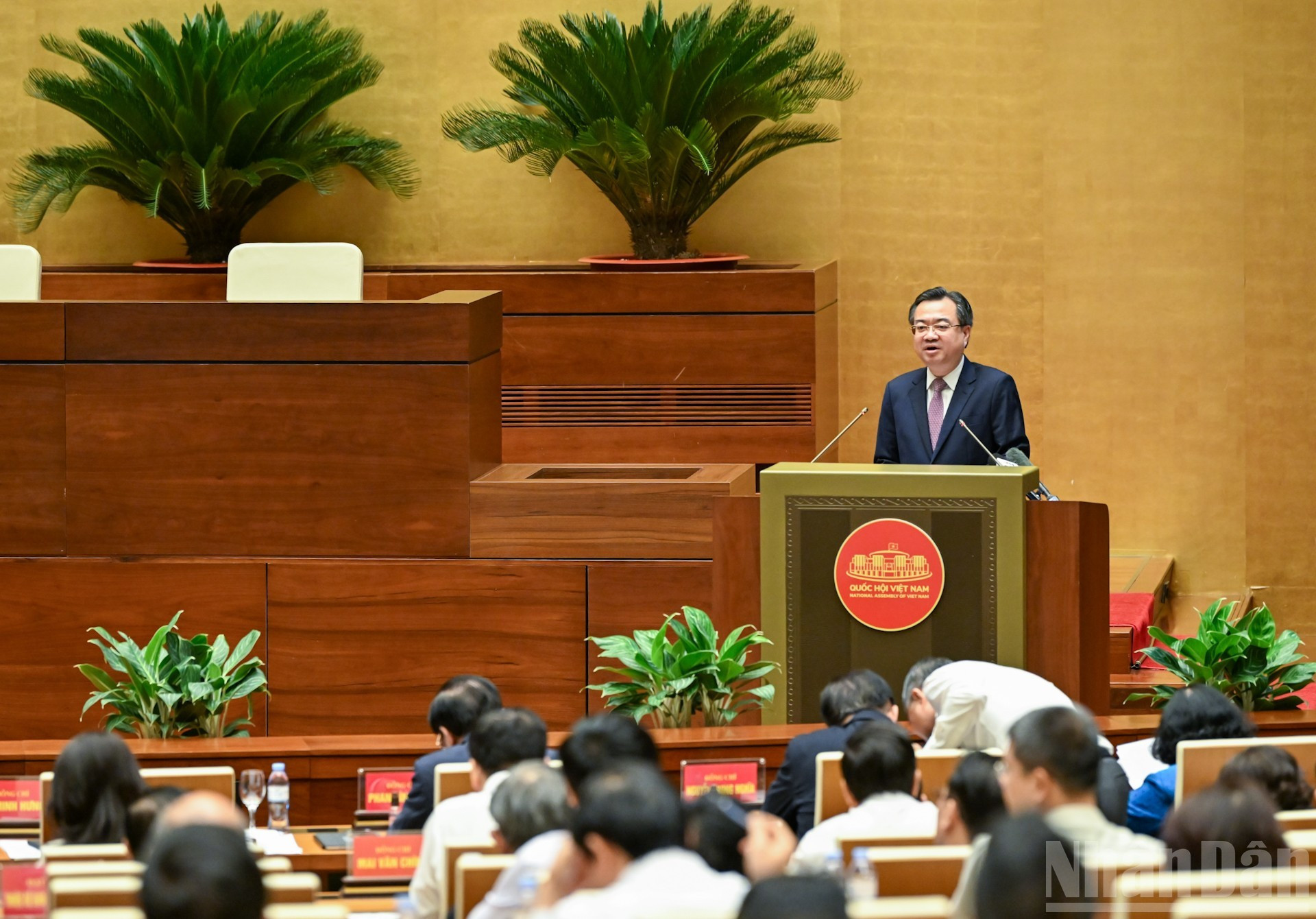 Nguyen Thanh Nghi, miembro del Comité Central del PCV y jefe de su Comisión de Políticas y Estrategias, analiza “Contenidos clave de la Resolución 70-NQ/TW fechada el 20 de agosto de 2025 del Buró Político acerca del mantenimiento de la seguridad energética nacional hasta 2030, con visión hacia 2045 y el Programa de acción para su implementación”. Nguyen Thanh Nghi, miembro del Comité Central del PCV y jefe de su Comisión de Políticas y Estrategias, analiza “Contenidos clave de la Resolución 70-NQ/TW fechada el 20 de agosto de 2025 del Buró Político acerca del mantenimiento de la seguridad energética nacional hasta 2030, con visión hacia 2045 y el Programa de acción para su implementación”.