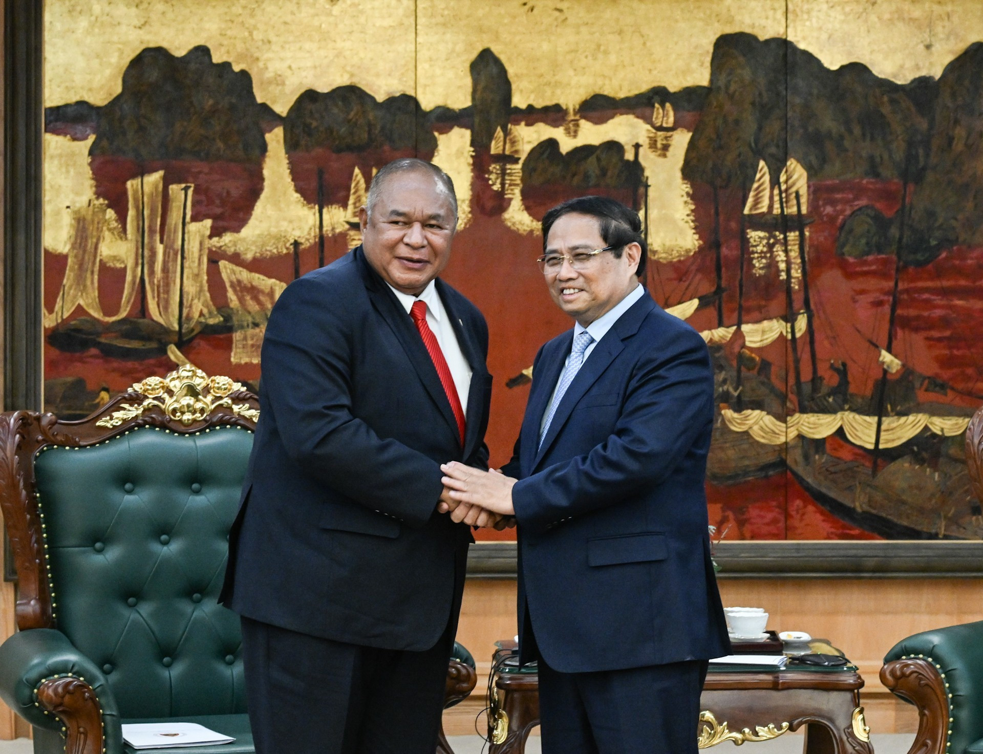 El primer ministro de Vietnam, Pham Minh Chinh, y el ministro de Relaciones Exteriores y Cooperación de Timor Oriental, Bendito dos Santos Freitas.