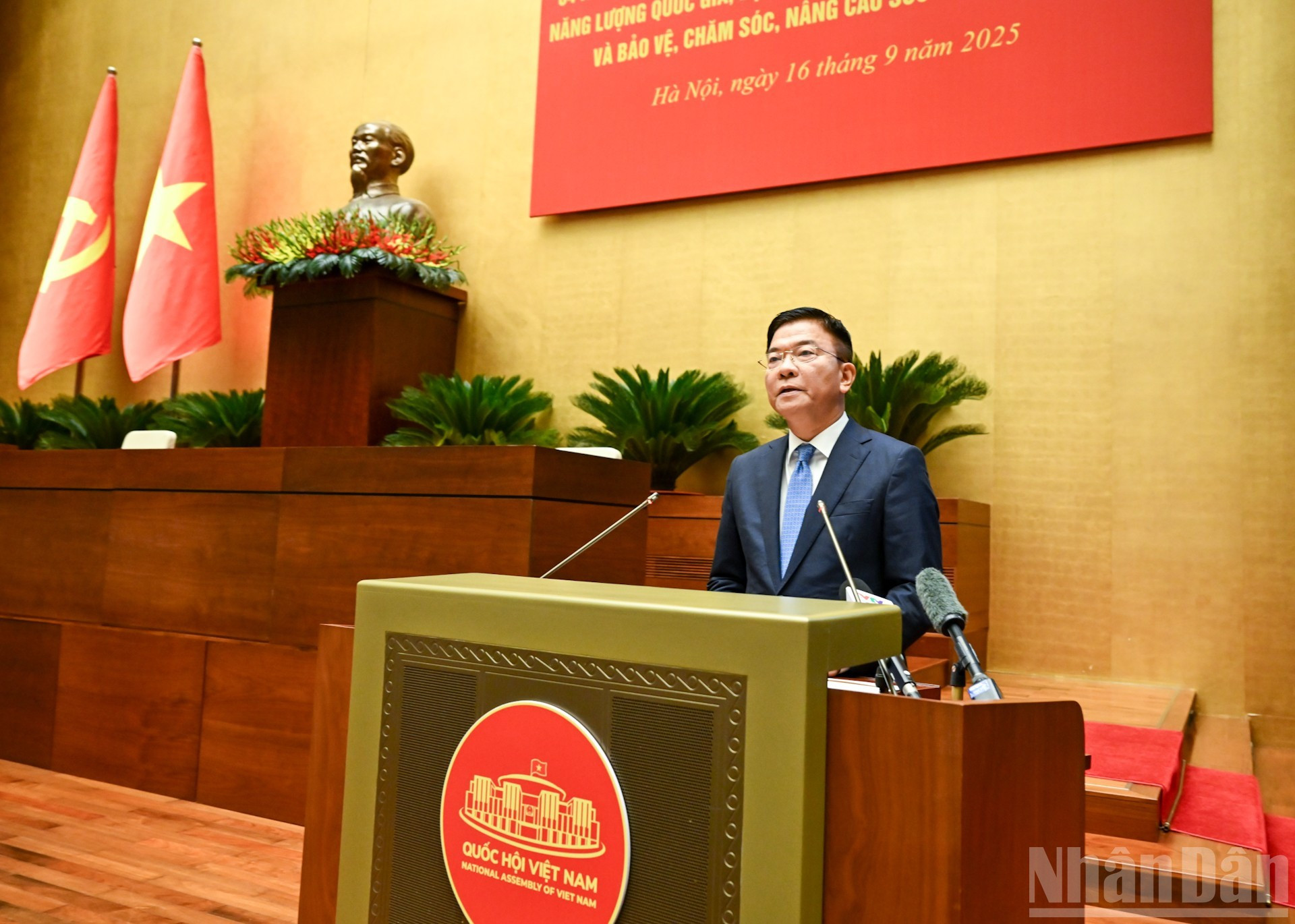 Le Thanh Long, miembro del Comité Central del PCV y viceprimer ministro, habla del tema “Contenidos clave de la Resolución 72-NQ/TW fechada el 9 de septiembre de 2025 del Buró Político sobre fortalecimiento de la protección y la mejora de la salud del pueblo y el Programa de acción para su implementación”. Le Thanh Long, miembro del Comité Central del PCV y viceprimer ministro, habla del tema “Contenidos clave de la Resolución 72-NQ/TW fechada el 9 de septiembre de 2025 del Buró Político sobre fortalecimiento de la protección y la mejora de la salud del pueblo y el Programa de acción para su implementación”.