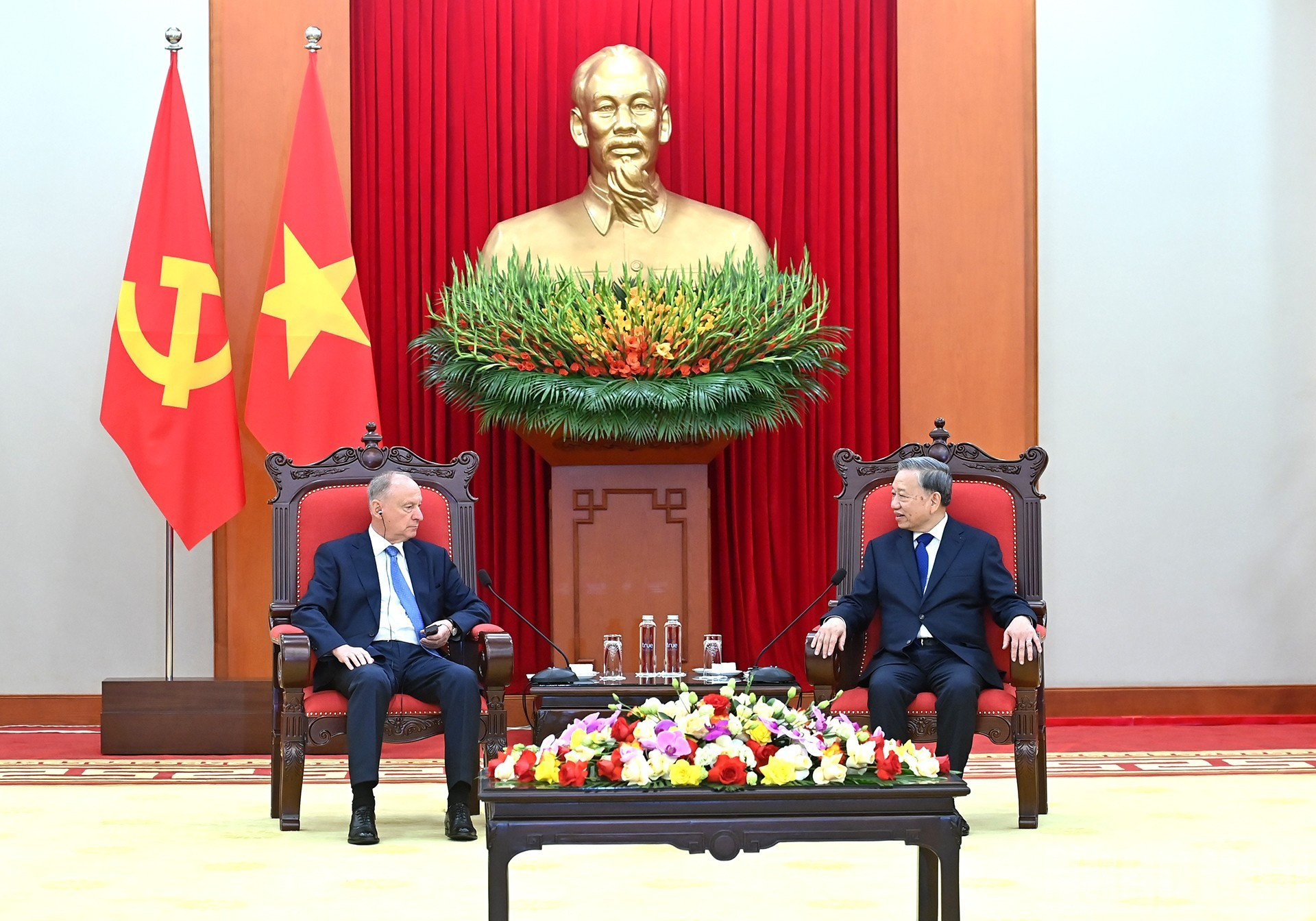 El secretario general del PCV, To Lam, conversa con Nikolai Patrushev, asistente del presidente ruso y jefe del Consejo Marítimo de la Federación de Rusia. El secretario general del PCV, To Lam, conversa con Nikolai Patrushev, asistente del presidente ruso y jefe del Consejo Marítimo de la Federación de Rusia.