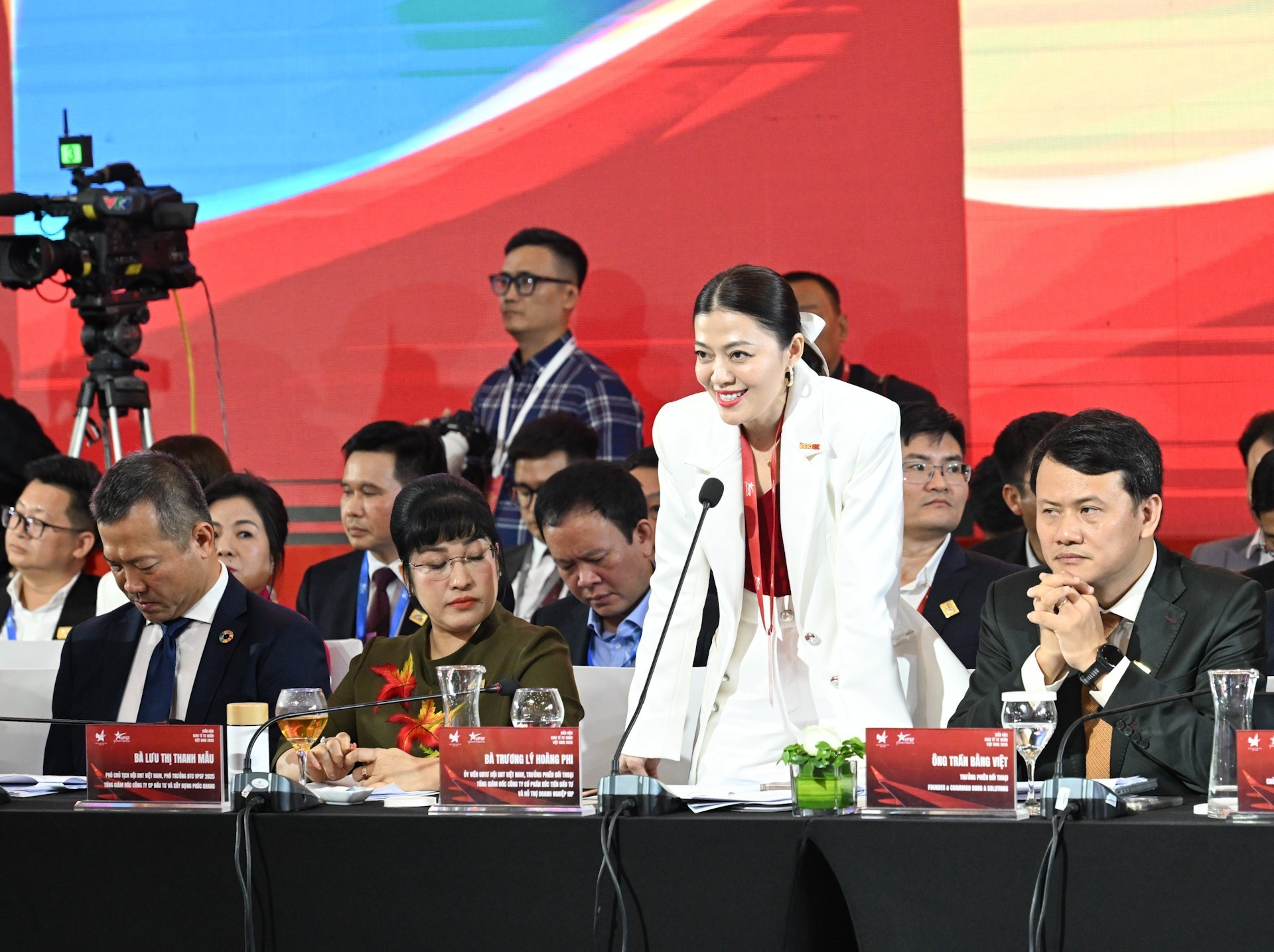 Delegados empresariales aportan opiniones.