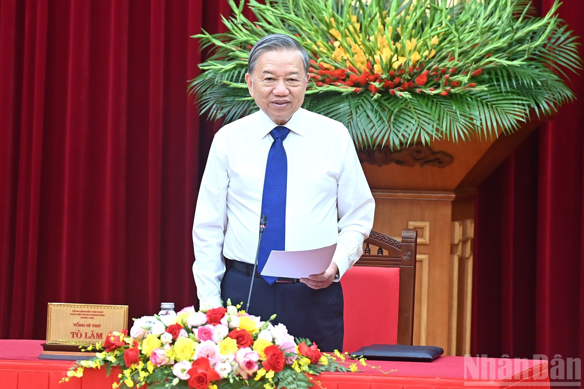 El líder del PCV interviene en la cita.