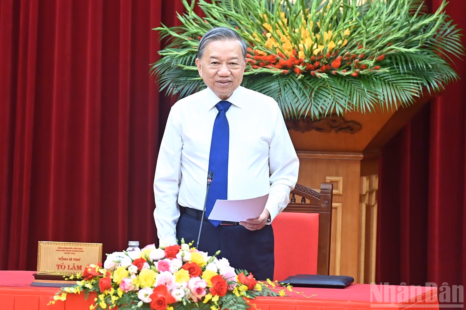 El líder del PCV interviene en la cita.