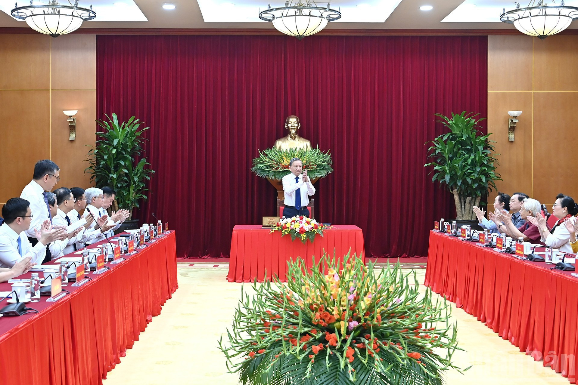 El secretario general del Partido Comunista de Vietnam, To Lam, preside la reunión.