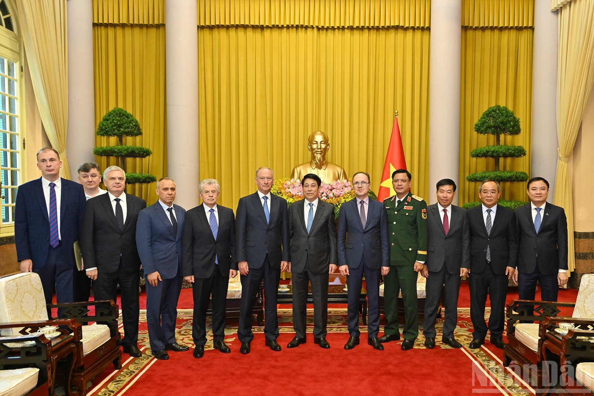 El presidente Luong Cuong y el visitante ruso posan junto a otros participantes en el encuentro.