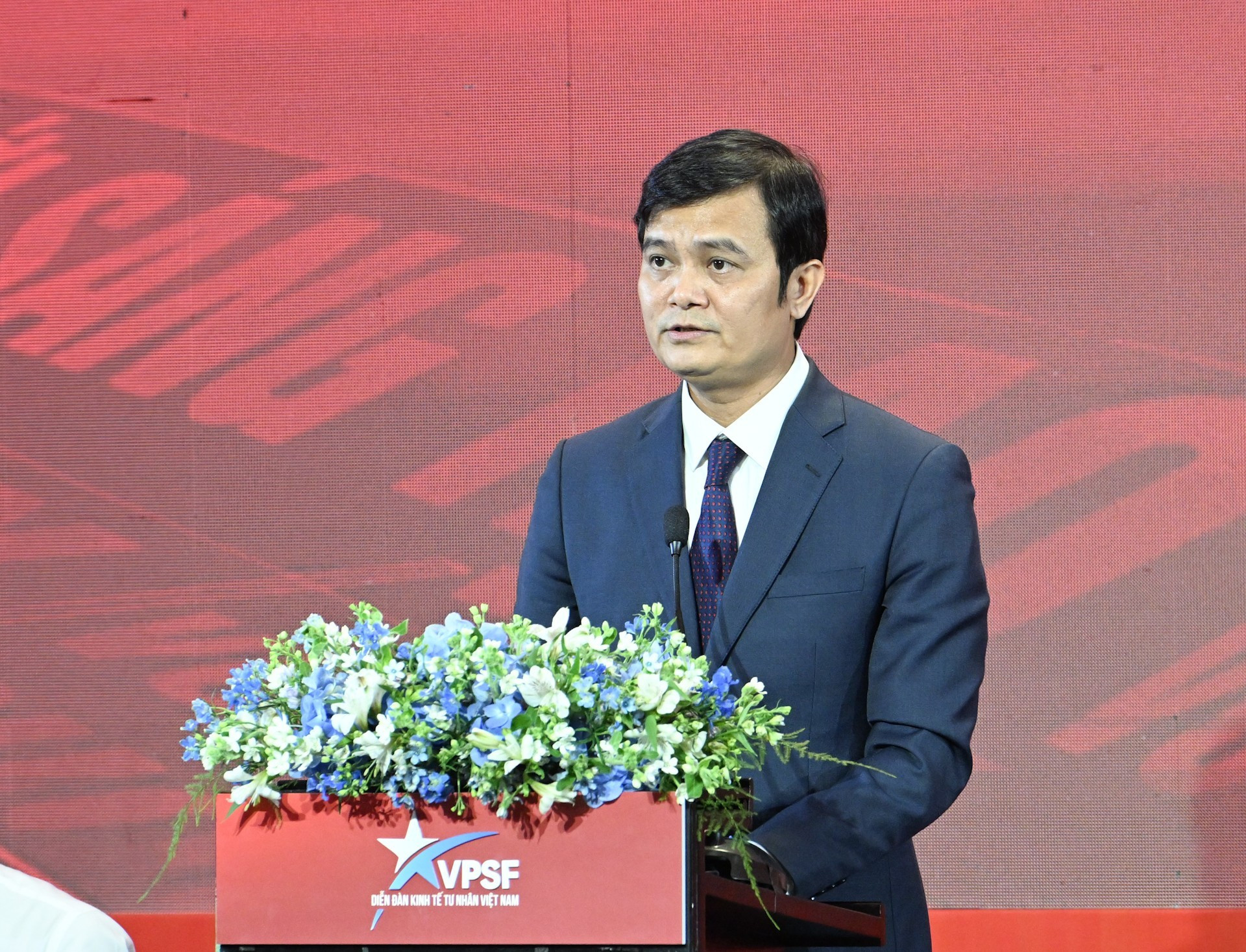 El vicepresidente del Comité Central del Frente de la Patria de Vietnam y primer secretario del Comité Central de la Unión de Jóvenes Comunistas Ho Chi Minh, Bui Quang Huy, tiene la palabra.