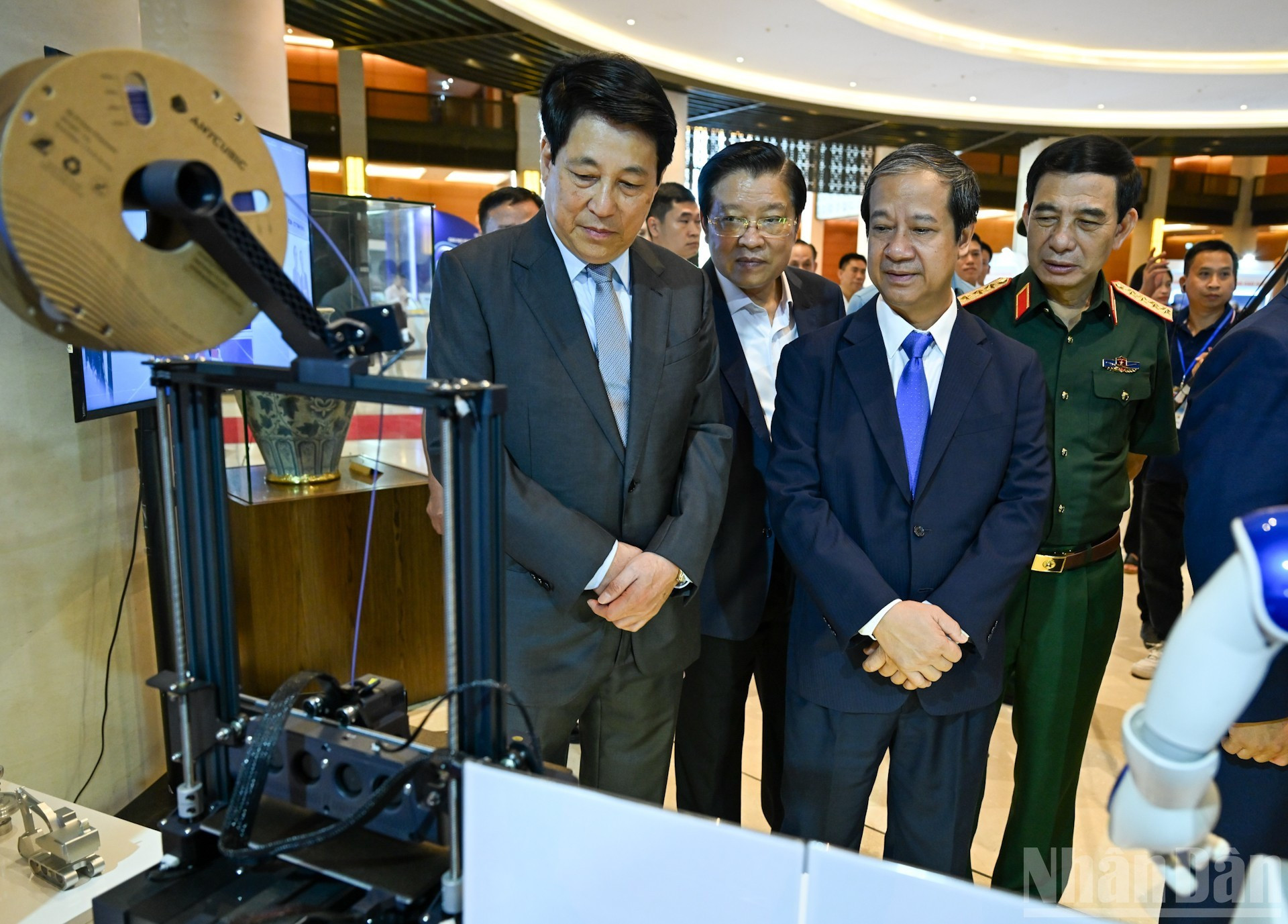 El presidente del país, Luong Cuong, y delegados a la conferencia. El presidente del país, Luong Cuong, y delegados a la conferencia.