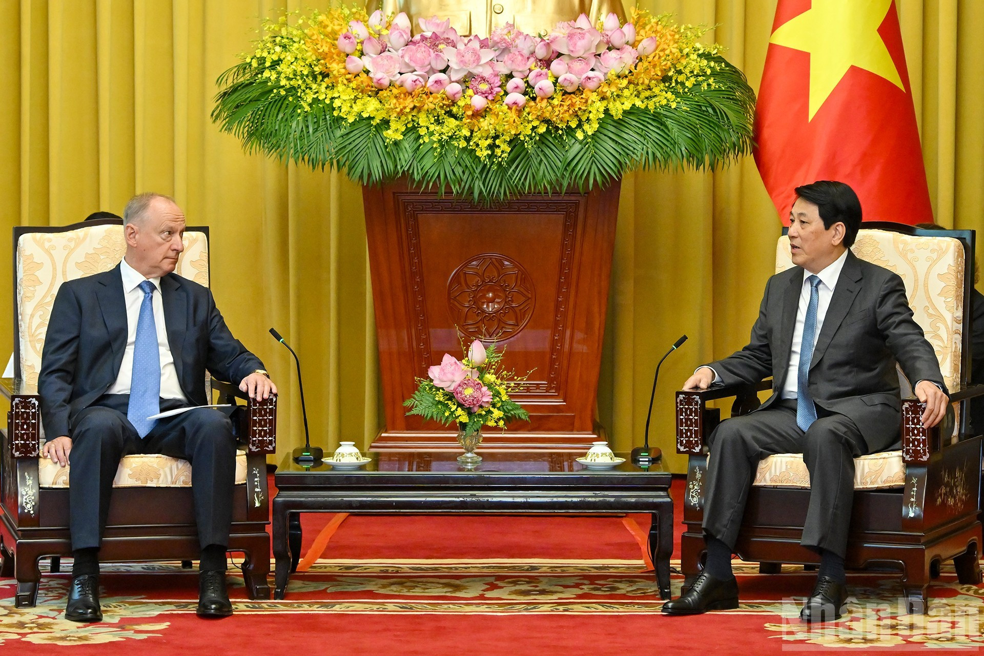 El presidente Luong Cuong conversa con Nikolai Patrushev, asistente del presidente ruso y jefe del Consejo Marítimo de la Federación de Rusia.