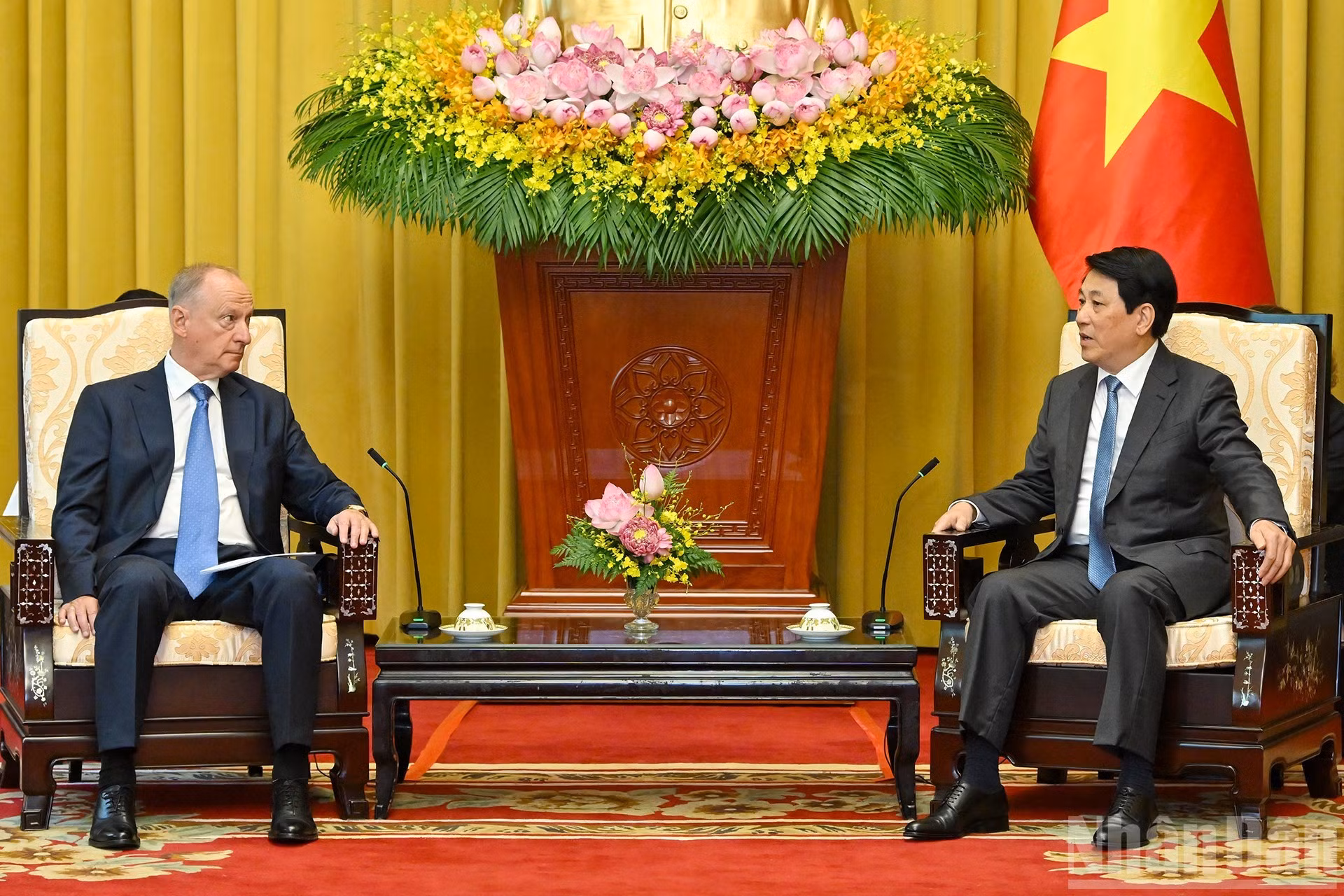 El presidente Luong Cuong conversa con Nikolai Patrushev, asistente del presidente ruso y jefe del Consejo Marítimo de la Federación de Rusia.