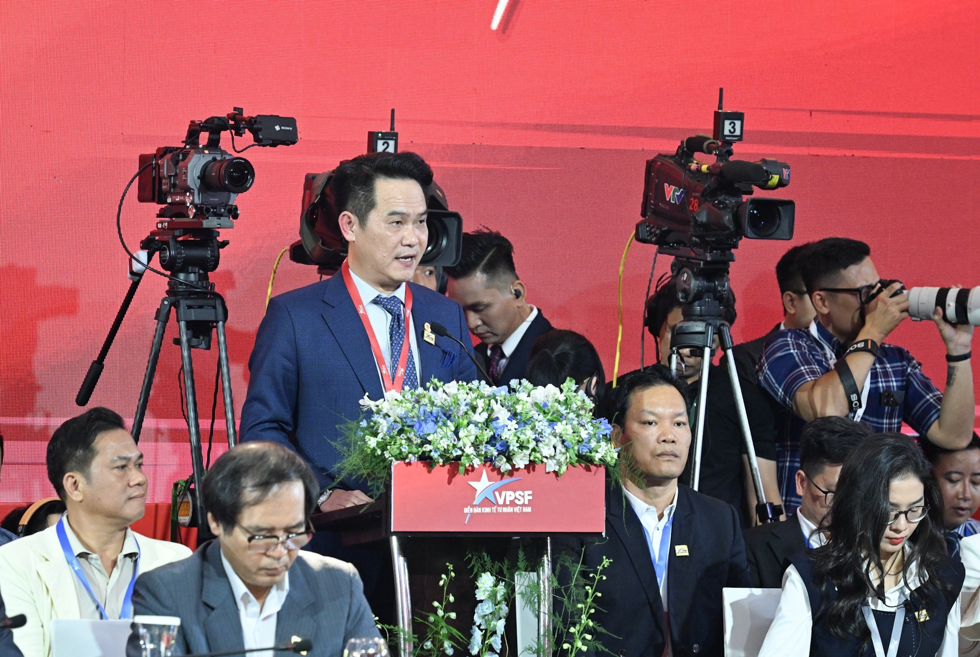 El presidente de la Asociación de Empresarios Jóvenes de Vietnam y titular del VPSF 2025, Dang Hong Anh, interviene en la cita.