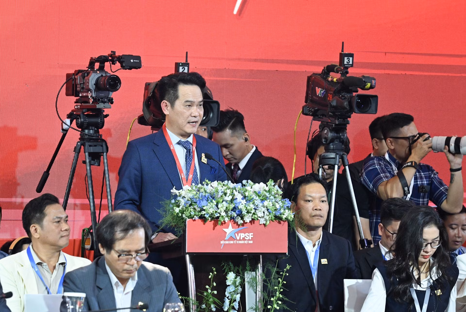 El presidente de la Asociación de Empresarios Jóvenes de Vietnam y titular del VPSF 2025, Dang Hong Anh, interviene en la cita.