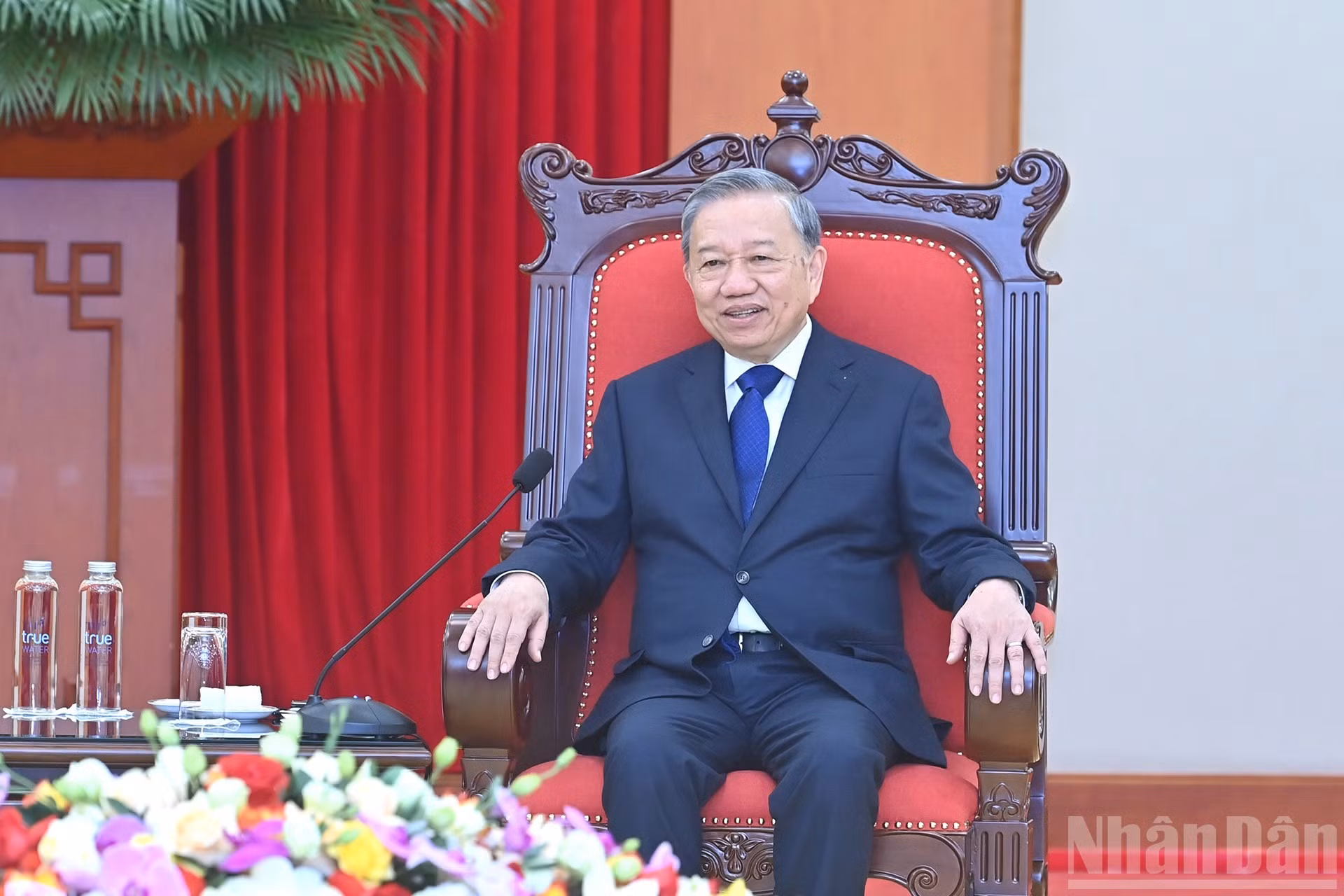 El secretario general del Partido Comunista de Vietnam, To Lam, da palabras.