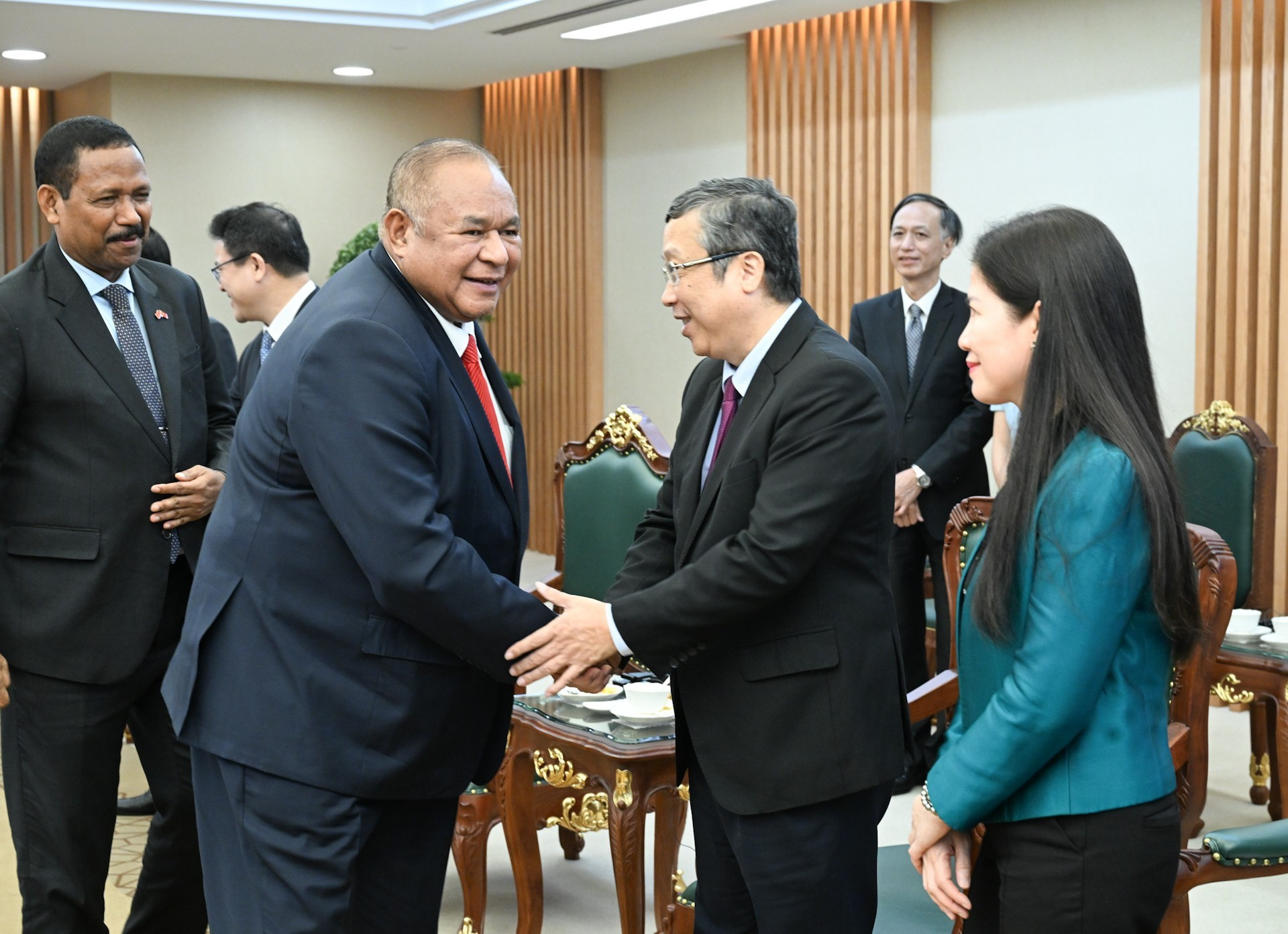 El alto funcionario timorense saluda a delegados vietnamitas.