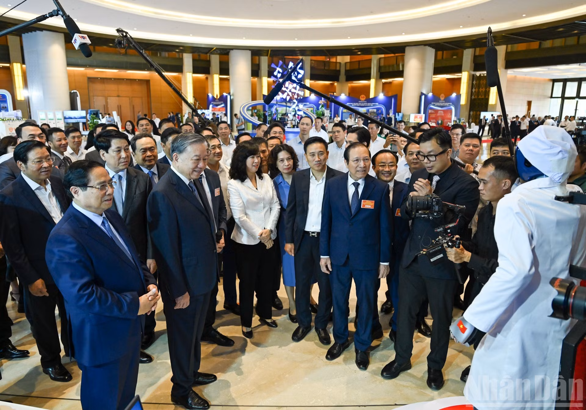 El secretario general del Partido, To Lam, escucha sobre los logros del sector nacional de la salud.