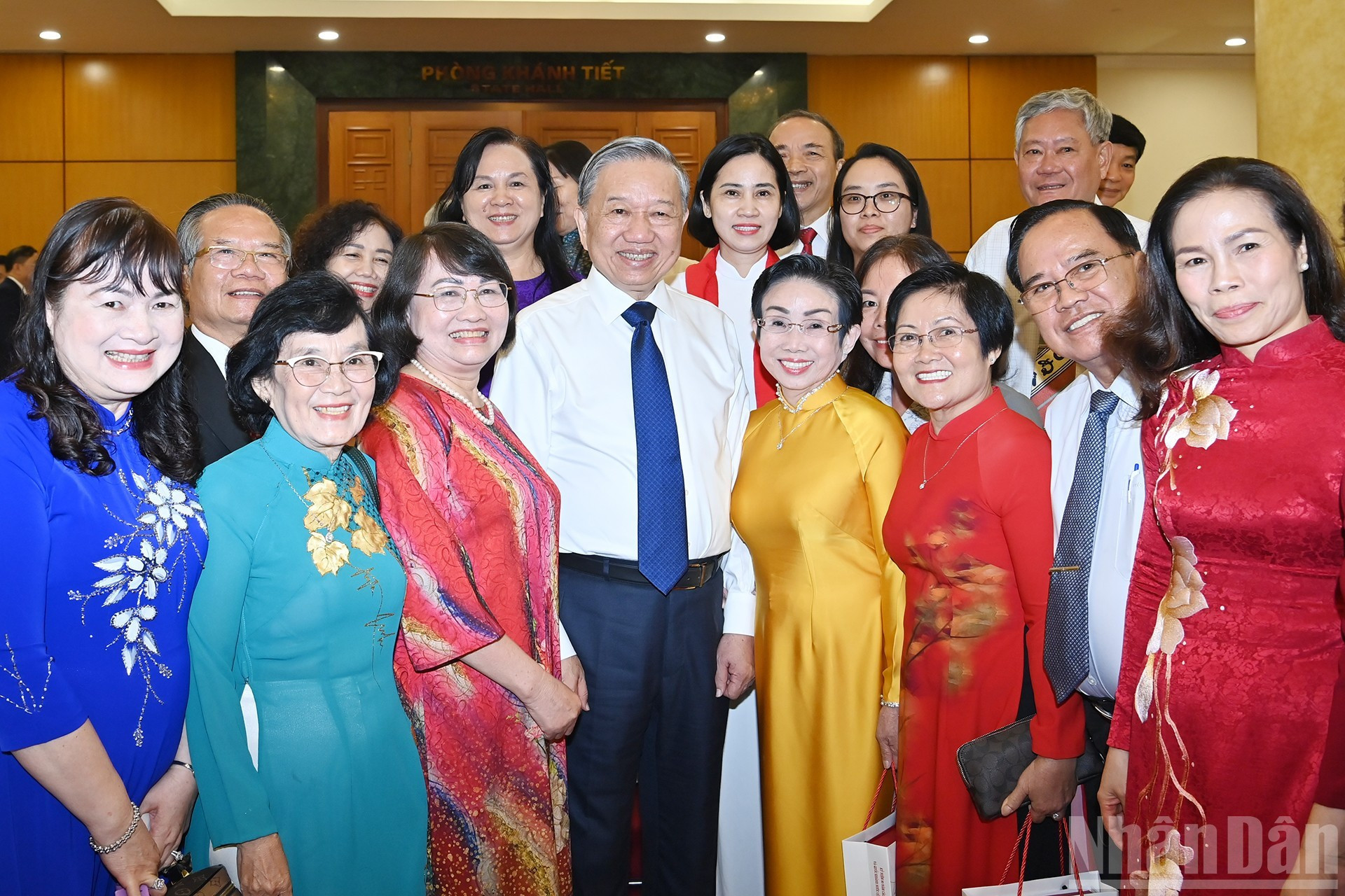 El secretario general del PCV, To Lam, y miembros del Comité Central de la Asociación de Estímulo al Estudio de Vietnam.