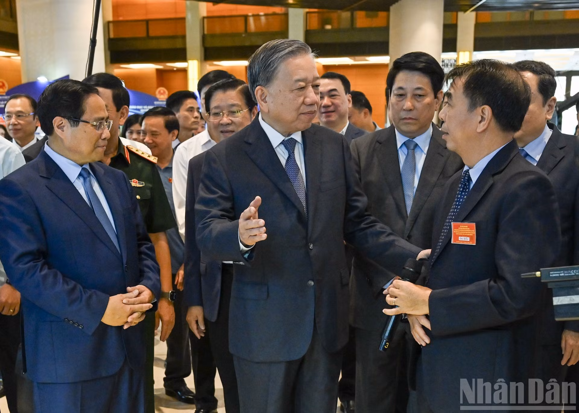 El líder partidista habla con delegados.