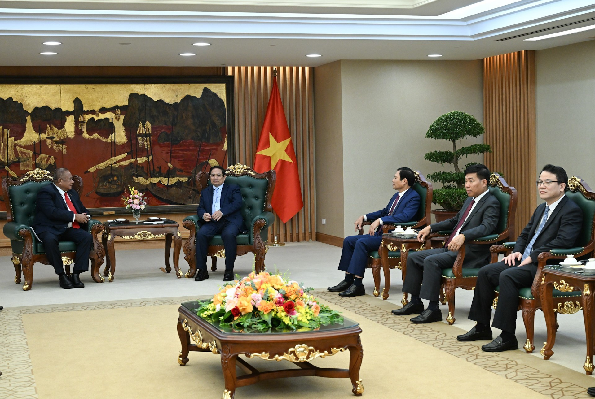 El jefe de Gobierno y representantes de ministerios y sectores vietnamitas.