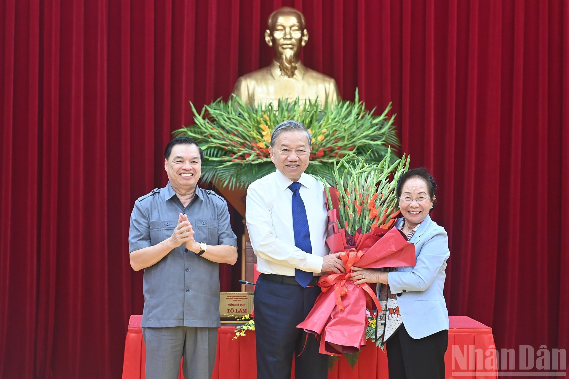 El dirigente partidista y directivos del Comité Central de la Asociación.