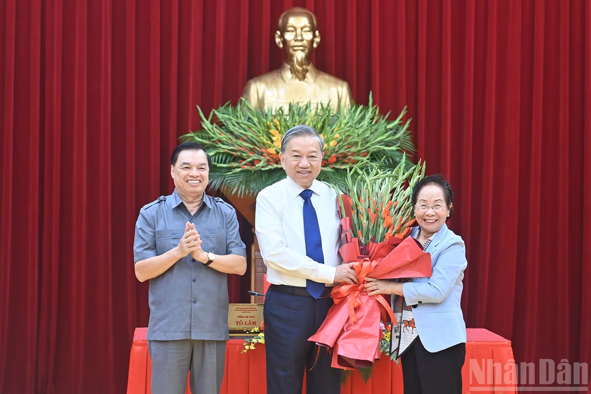 El dirigente partidista y directivos del Comité Central de la Asociación.