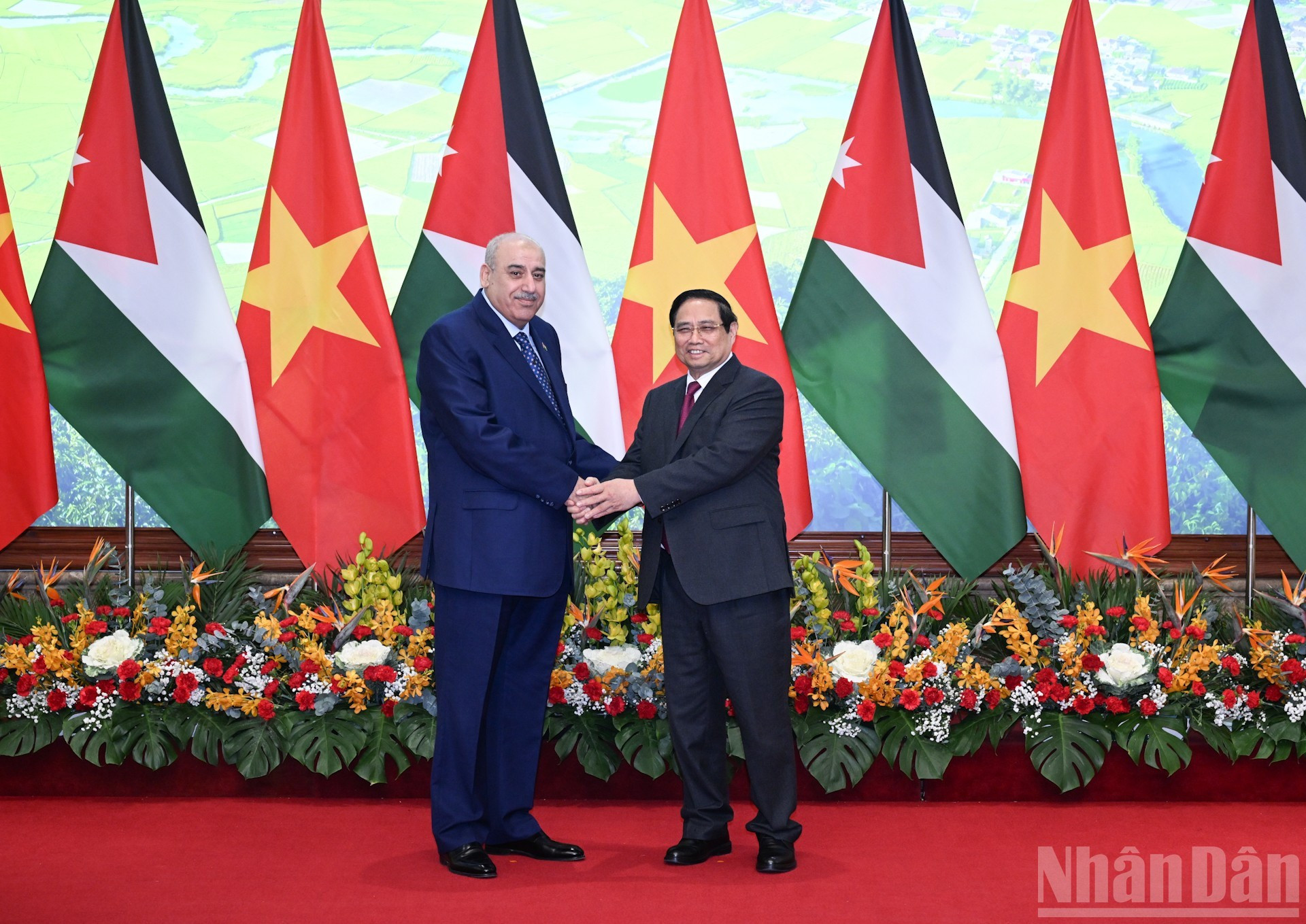 El primer ministro de Vietnam, Pham Minh Chinh (derecha), y el presidente de la Cámara de Representantes de Jordania, Mazen Turki El Qadi.