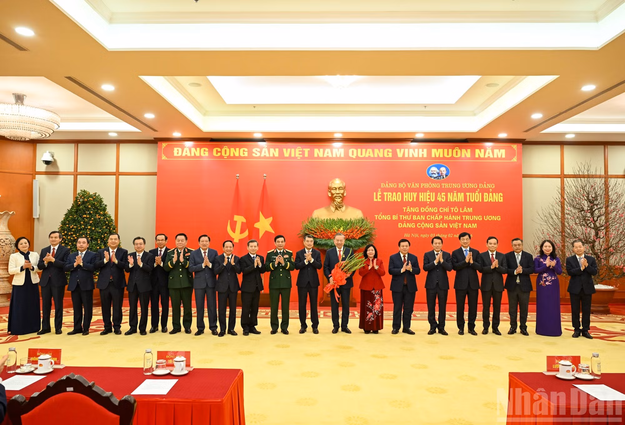 El líder partidista recibe la enhorabuena de los miembros del Buró Político y del Secretariado del Comité Central del Partido.