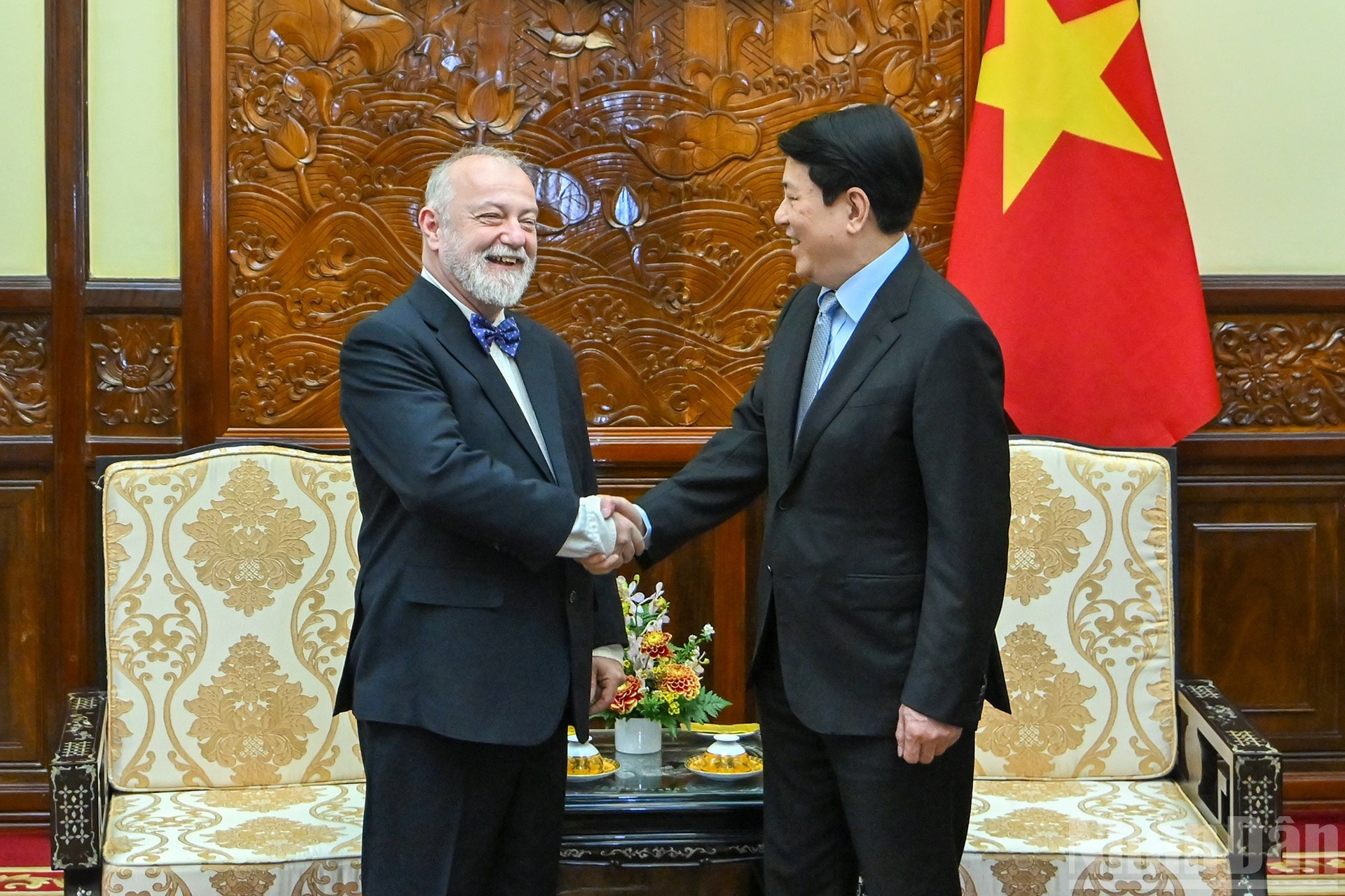 El presidente de Vietnam, Luong Cuong, recibe al embajador saliente de la República Checa, Hynek Kmonicek.