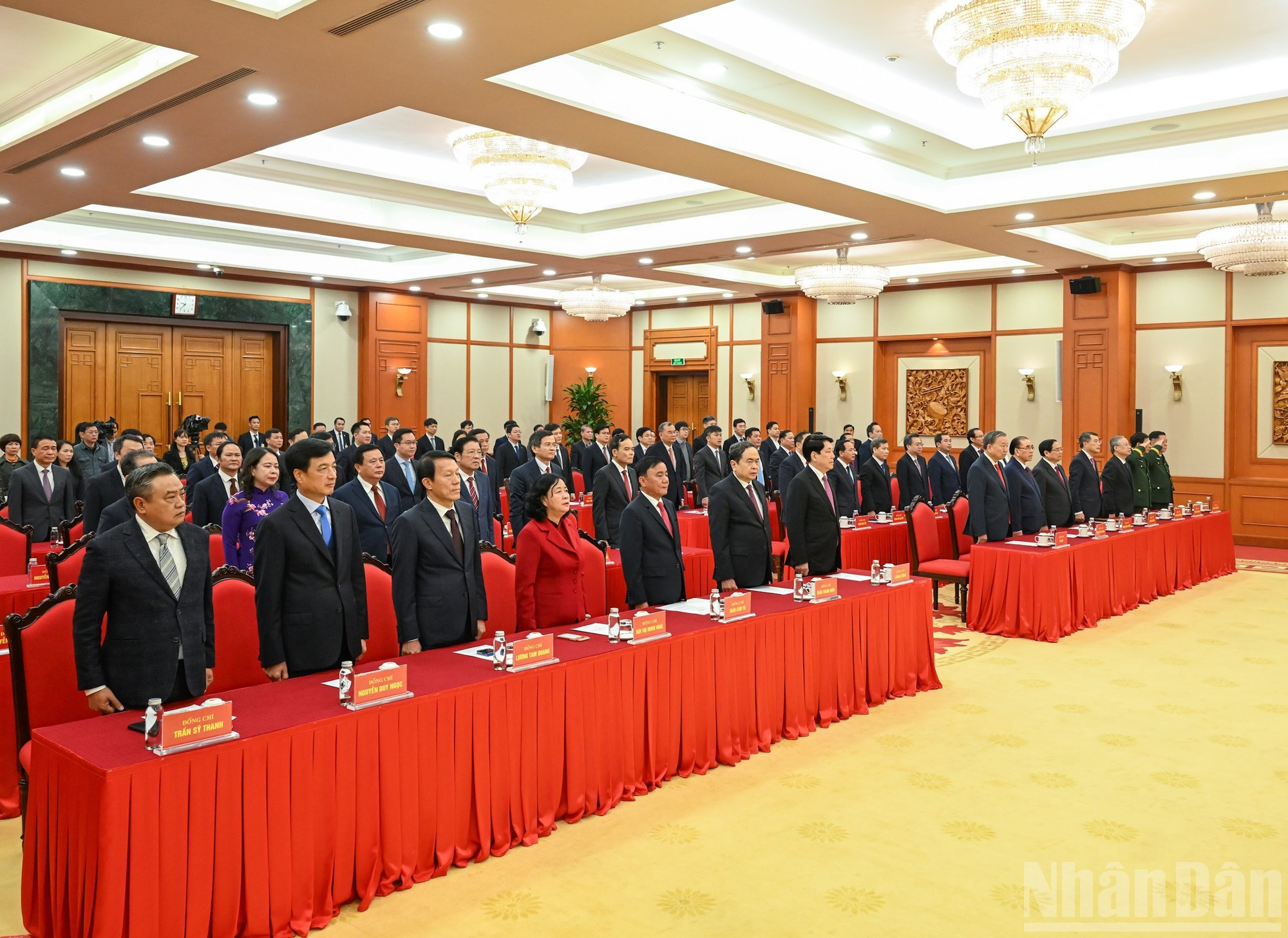 Dirigentes y exdirigentes del Partido y del Estado efectúan el acto de saludo a la bandera.
