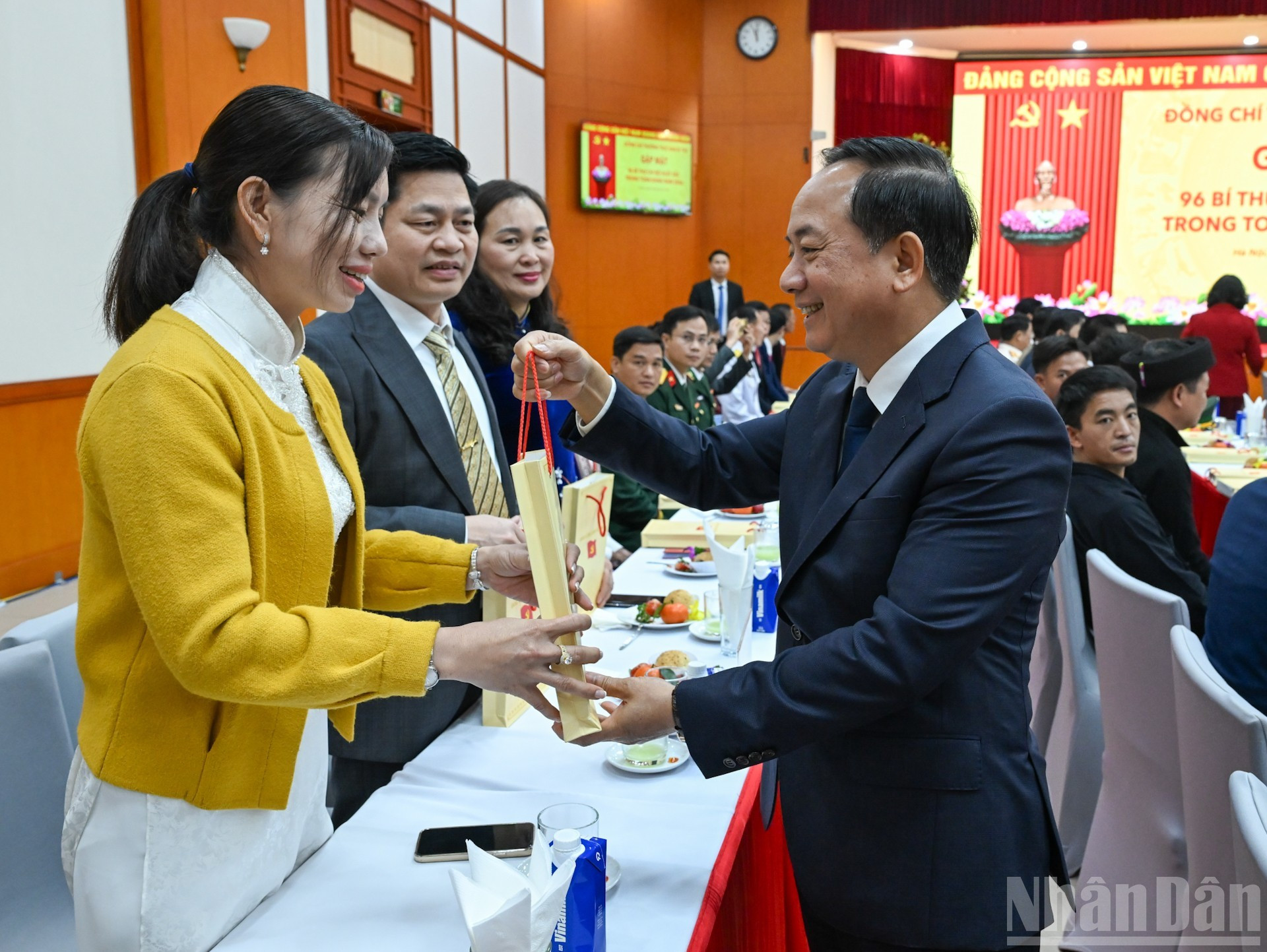 Trinh Van Quyet, miembro del Buró Político, secretario del Comité Central del Partido y jefe de su Comisión de Propaganda y Movilización de Masas, entrega regalos a los delegados.