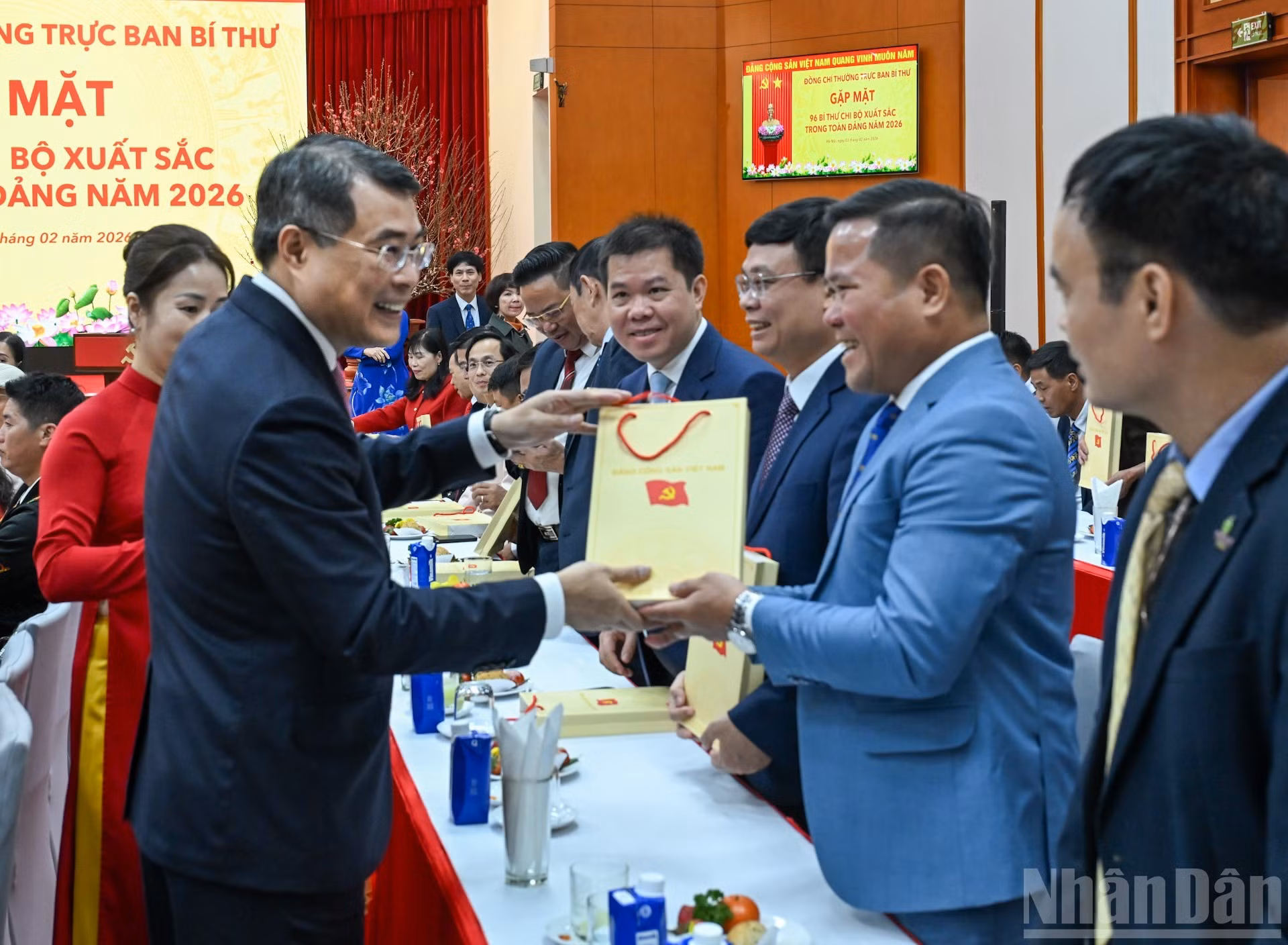 Le Minh Hung, miembro del Buró Político, secretario del Comité Central del Partido y jefe de su Comisión de Organización, otorga regalos a los delegados.