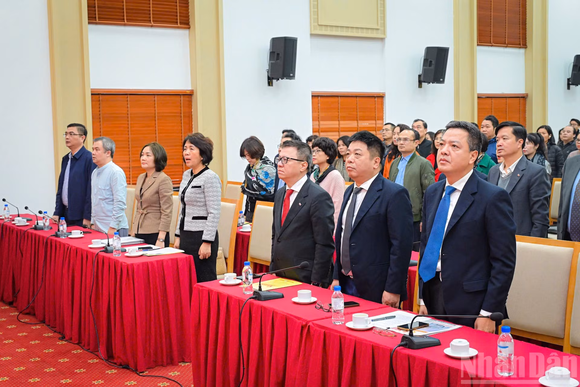 Los delegados realizan el acto de saludo a la bandera.