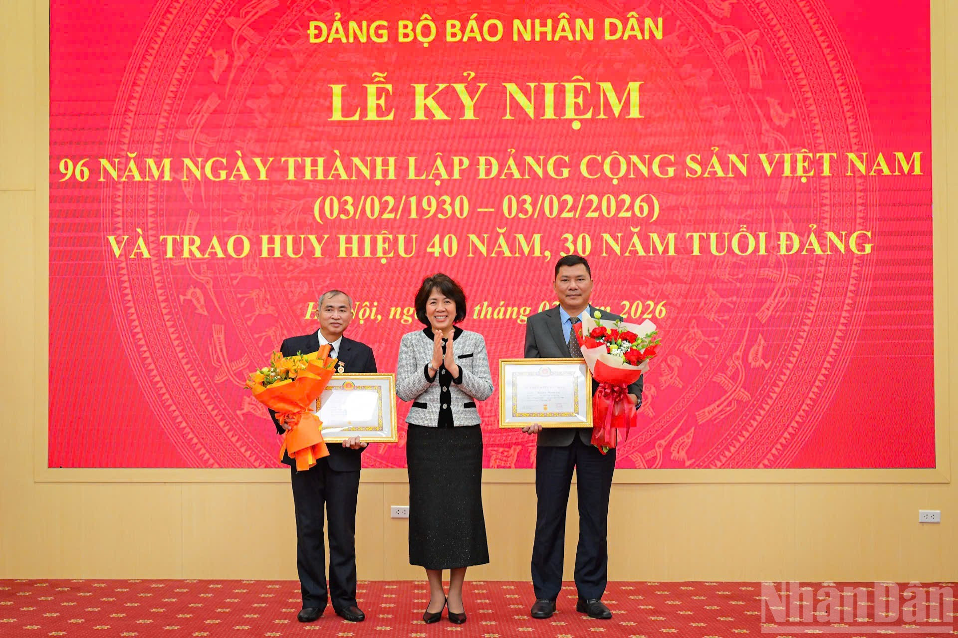 Hoang Van entrega insignias de 45 y 30 años de membresía del PCV a los militantes merecedores.