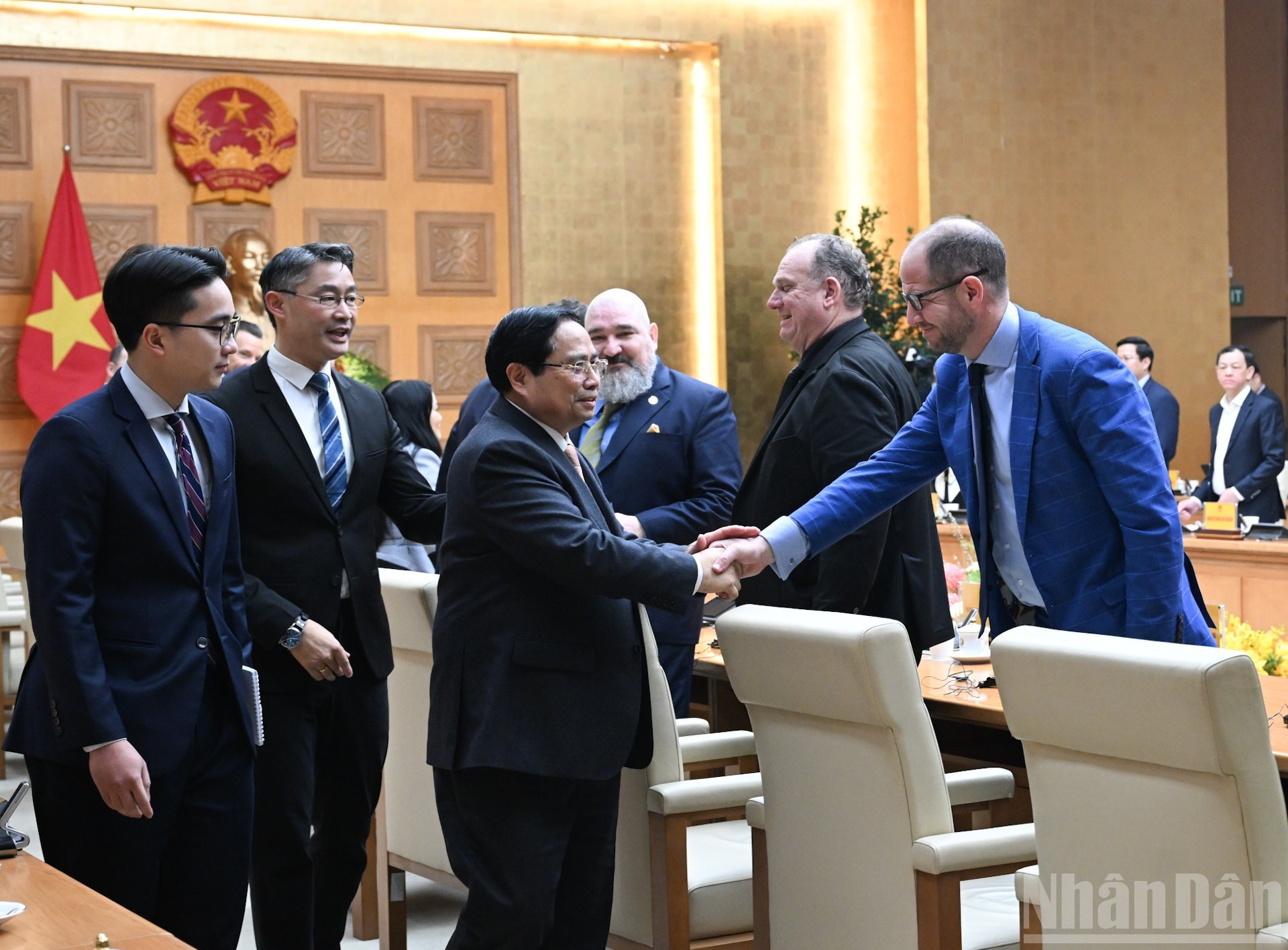 El primer ministro de Vietnam, Pham Minh Chinh, y empresarios suizos.