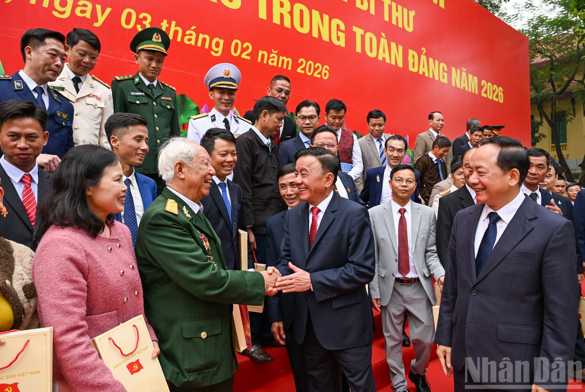 El integrante del Buró Político y miembro permanente del Secretariado del Comité Central del Partido Comunista de Vietnam, Tran Cam Tu, y delegados al encuentro.