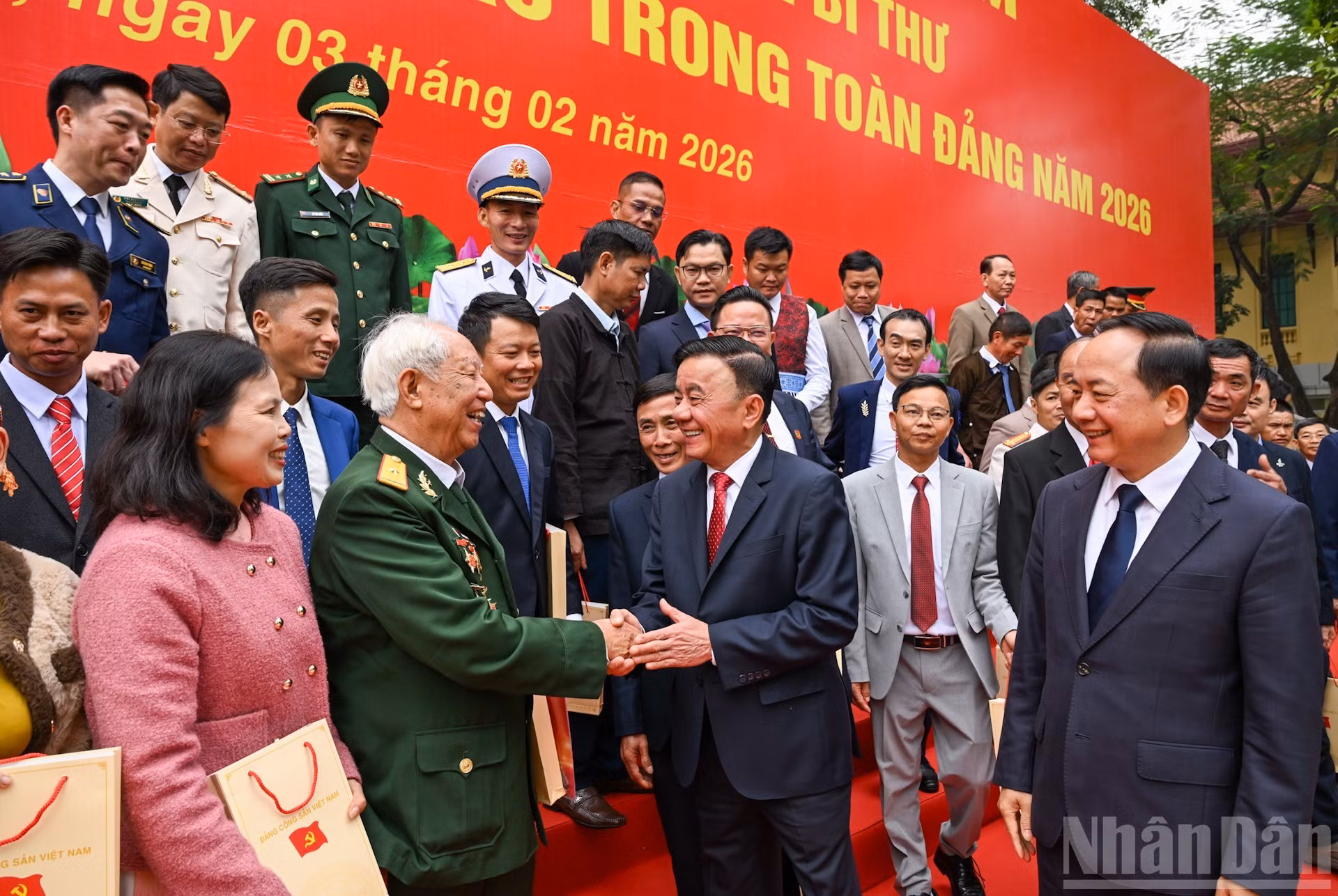 El integrante del Buró Político y miembro permanente del Secretariado del Comité Central del Partido Comunista de Vietnam, Tran Cam Tu, y delegados al encuentro.
