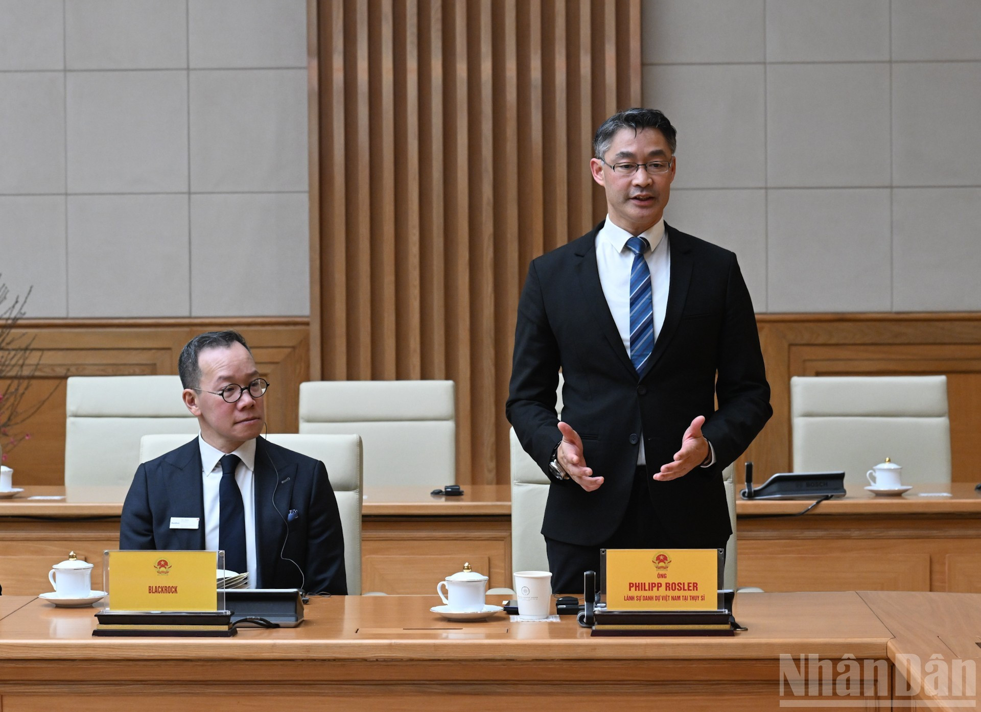 El doctor Philipp Rösler, presidente del Foro Económico Suiza-Vietnam, da palabras.