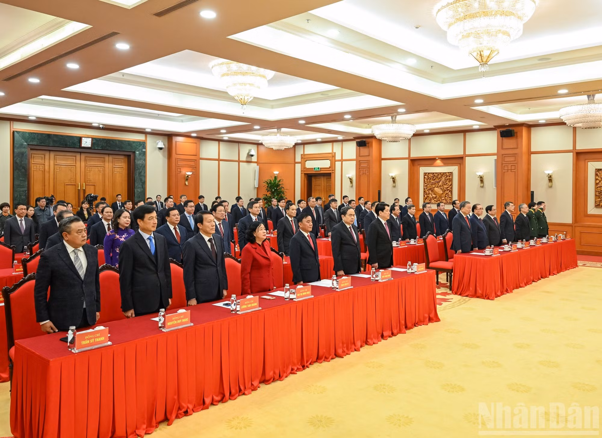 Dirigentes y exdirigentes del Partido y del Estado efectúan el acto de saludo a la bandera.