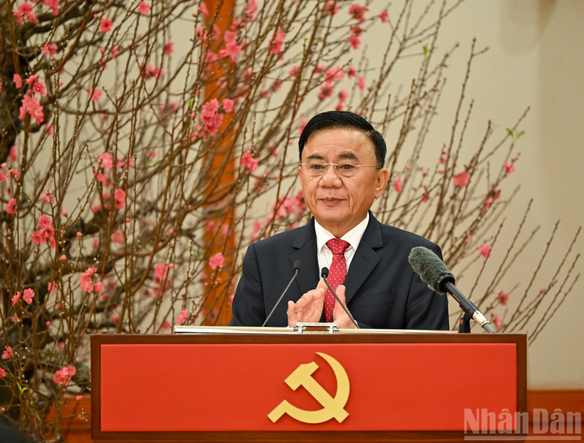 El integrante del Buró Político y miembro permanente del Secretariado del Comité Central del Partido, Tran Cam Tu, interviene en el evento.