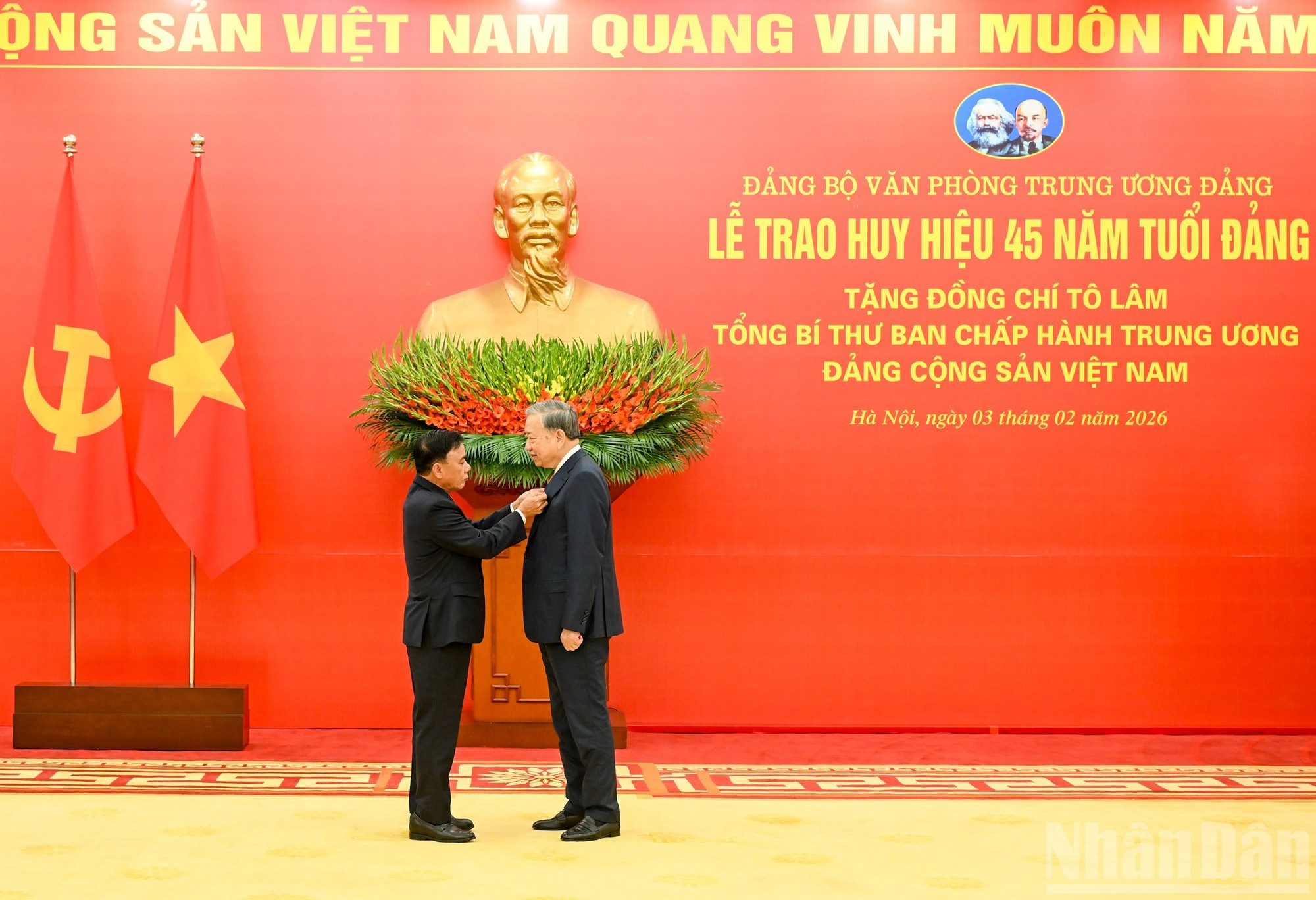 El integrante del Buró Político y miembro permanente del Secretariado del Comité Central del Partido, Tran Cam Tu, adjudica la insignia al secretario general del Partido, To Lam.