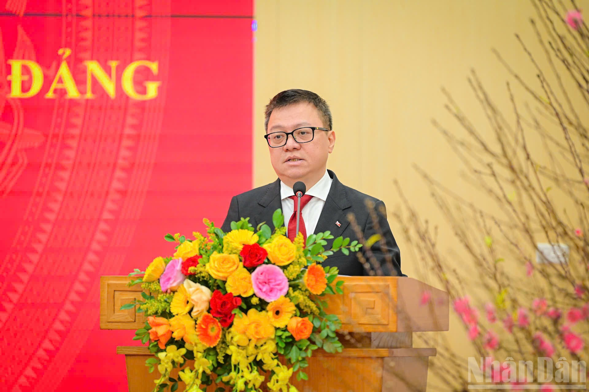 Le Quoc Minh, miembro del Comité Central del Partido, miembro de la Junta Permanente del Comité del PCV de las agencias centrales del Partido, secretario del Comité del PCV de Nhan Dan, presidente-editor de Nhan Dan, subjefe de la Comisión de Propaganda y Movilización de Masas del Comité Central del PCV y titular de la Asociación de Periodistas del país, pronuncia un discurso.
