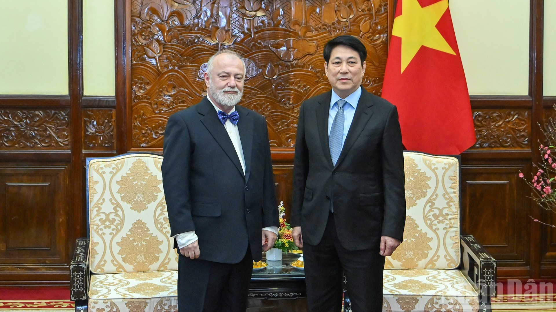 El presidente de Vietnam, Luong Cuong (derecha), y el embajador saliente de la República Checa, Hynek Kmonicek.