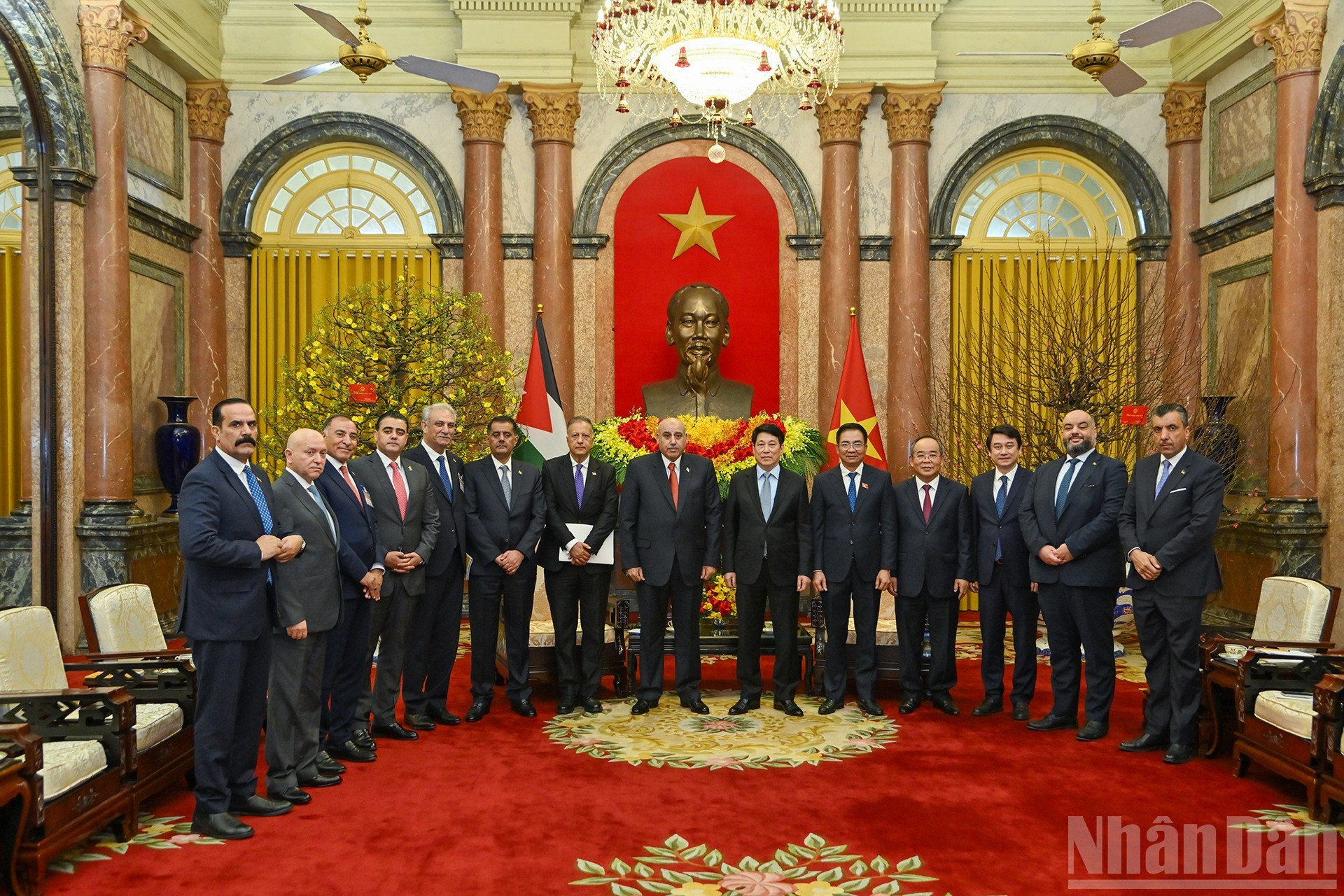 Los dos dirigentes posan junto con otros participantes en el encuentro.