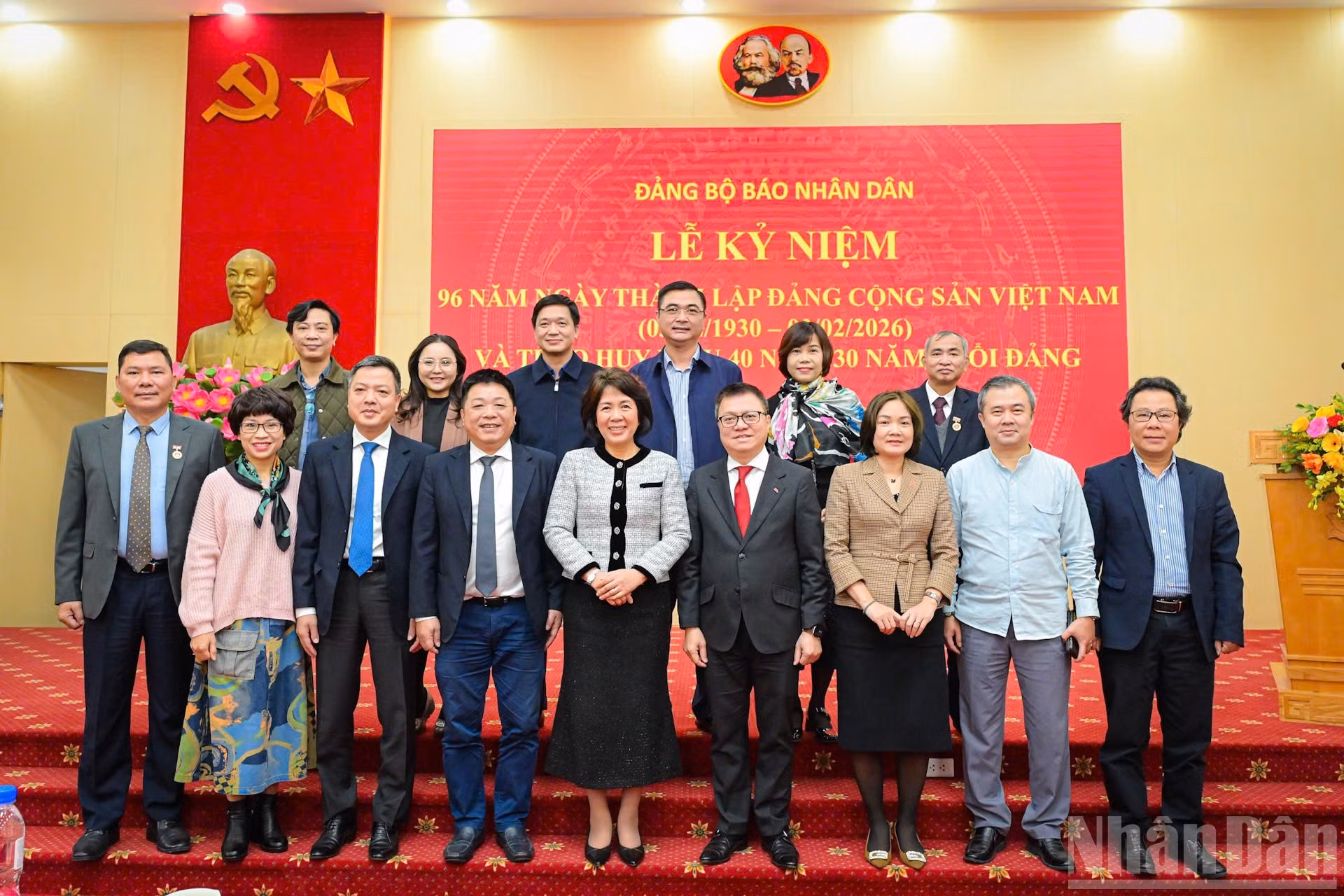 Los delegados posan para fotos.