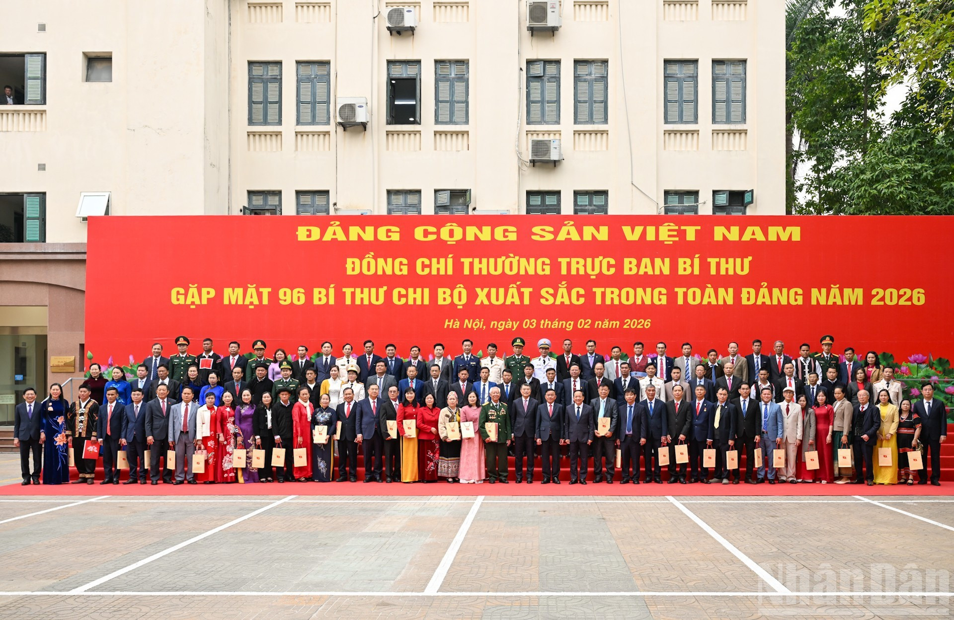 Los delegados posan para fotos.