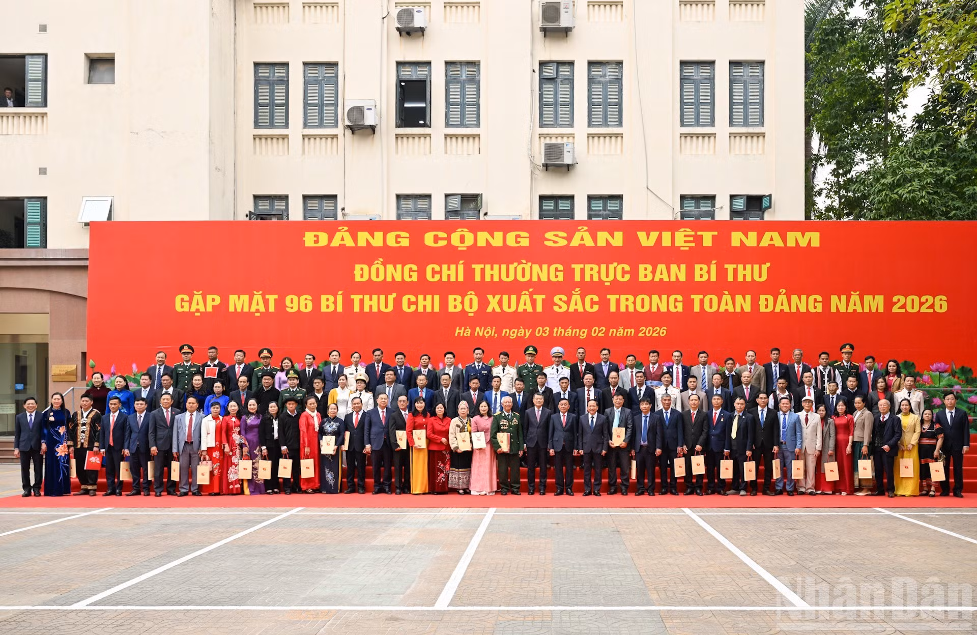 Los delegados posan para fotos.