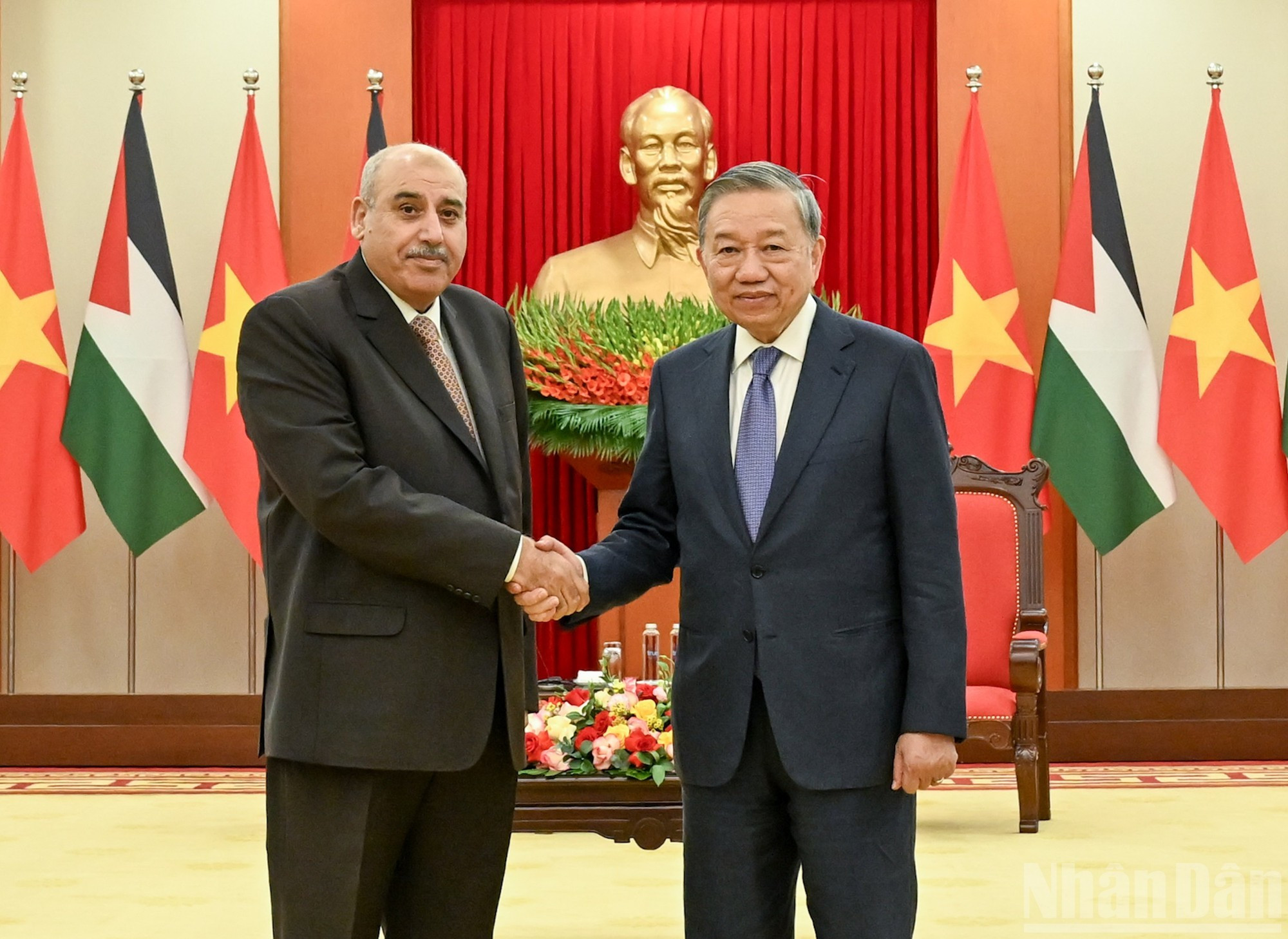 El secretario general del Partido Comunista de Vietnam, To Lam (derecha), y el presidente de la Cámara de Representantes de Jordania, Mazen Turki El Qadi.