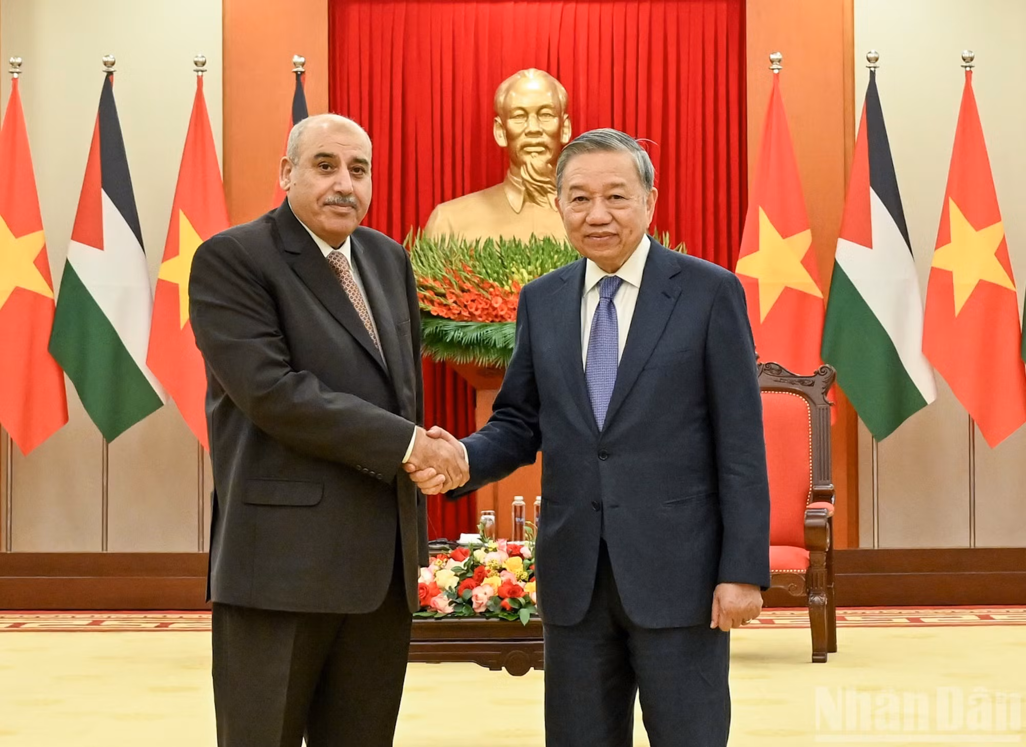 El secretario general del Partido Comunista de Vietnam, To Lam (derecha), y el presidente de la Cámara de Representantes de Jordania, Mazen Turki El Qadi.