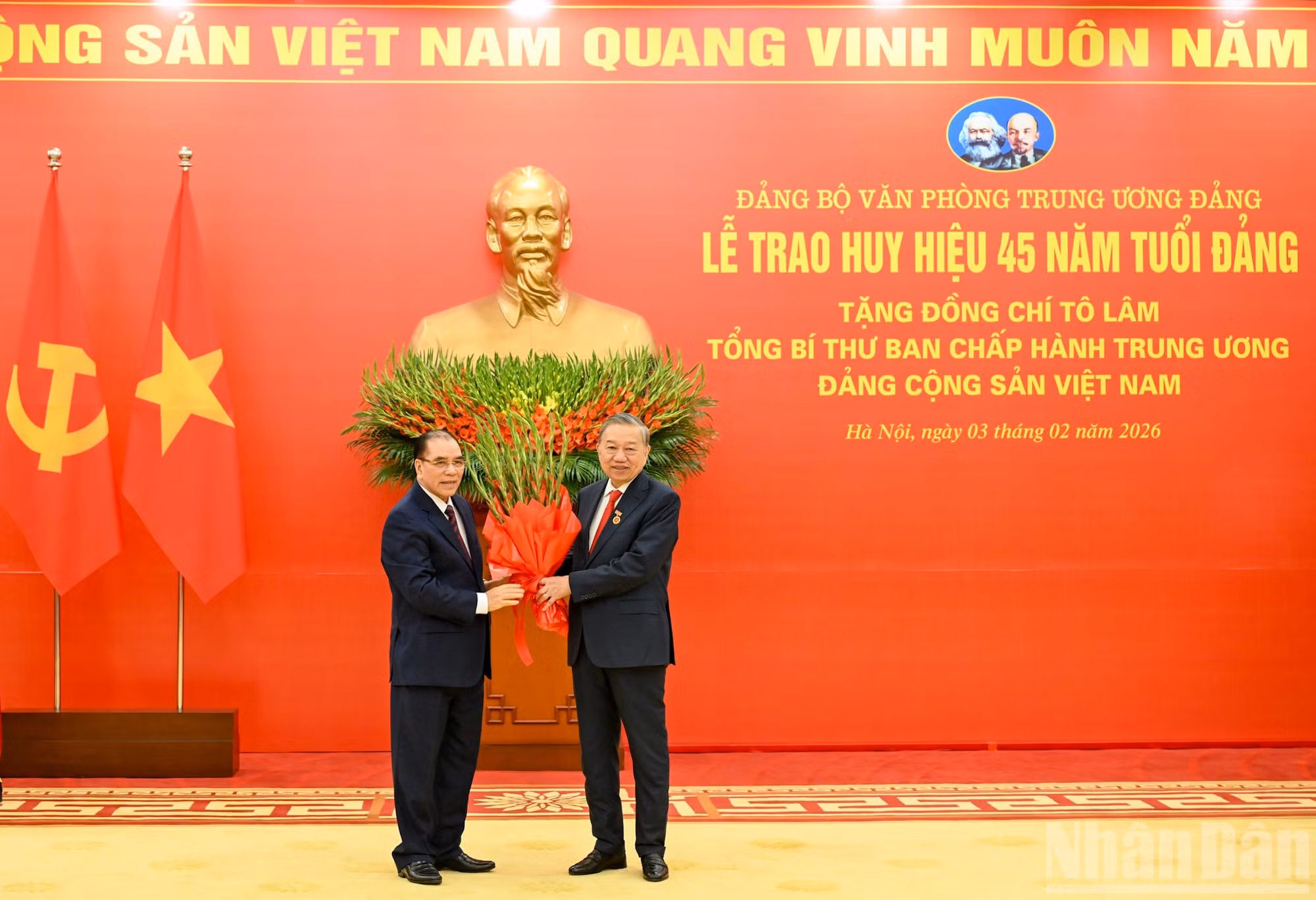 El exsecretario general del PCV Nong Duc Manh felicita al compañero To Lam.